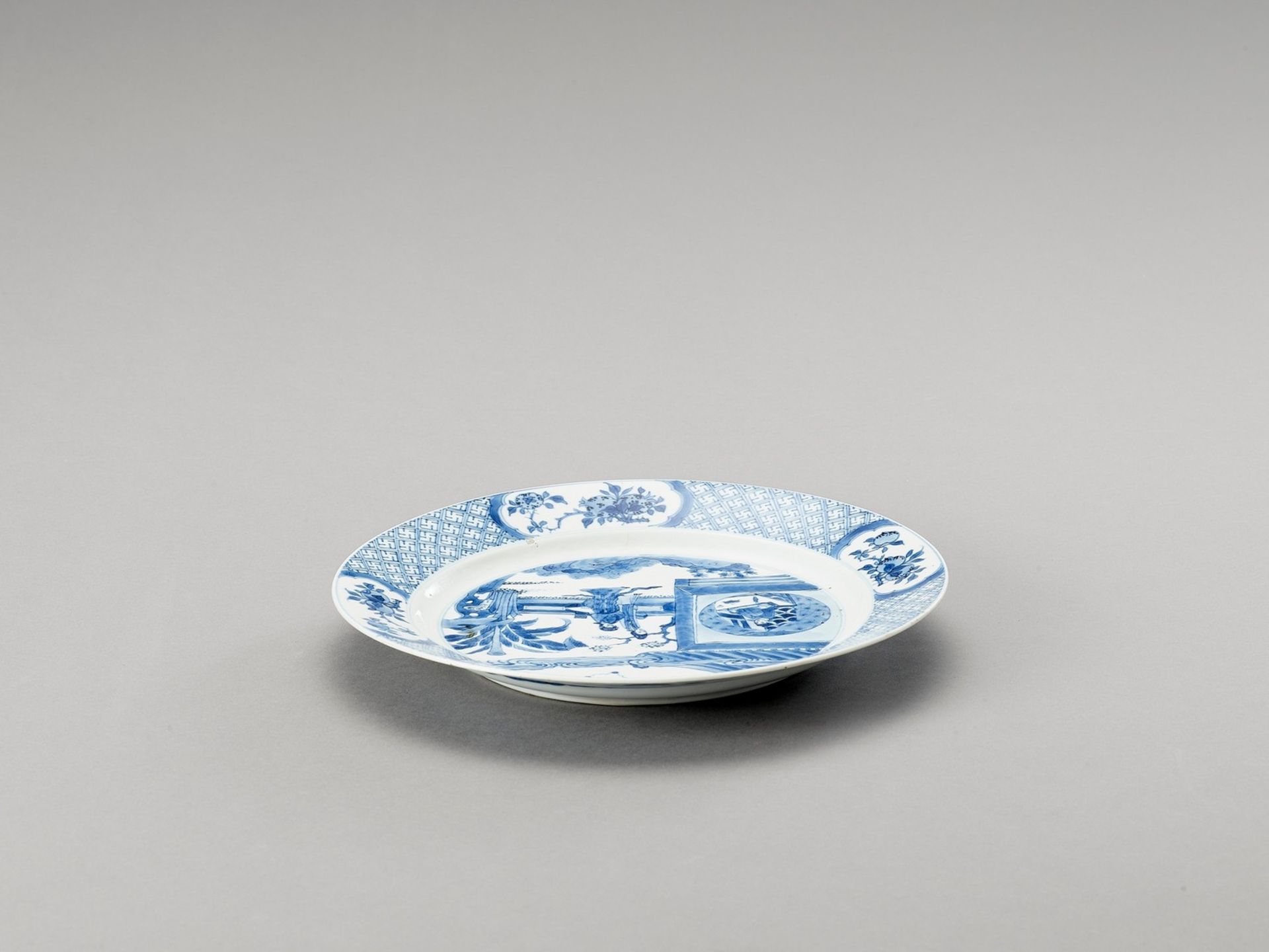 A BLUE AND WHITE PORCELAIN DISH - Image 4 of 4
