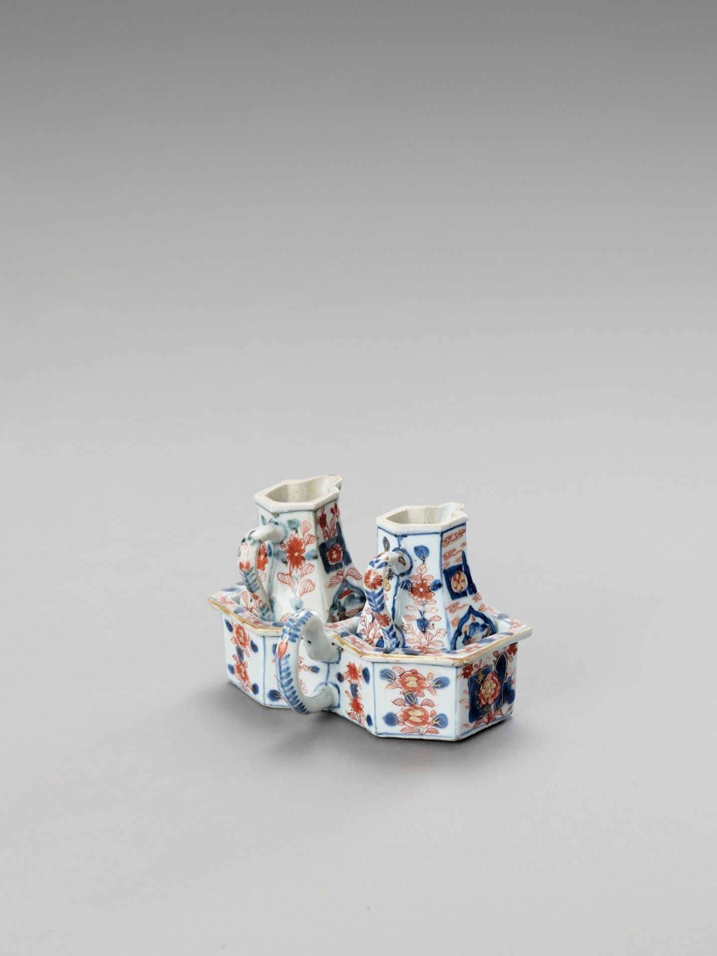 A PAIR OF IMARI PORCELAIN JUGS WITH ORIGINAL HOLDER - Image 2 of 6