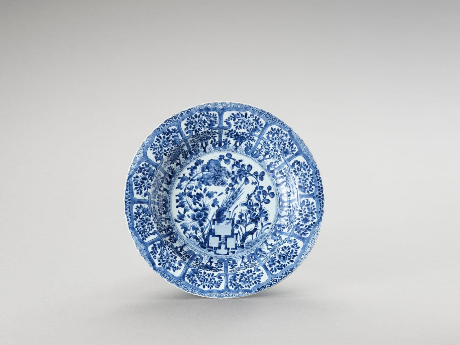 A LARGE ‘FLORAL’ BLUE AND WHITE PORCELAIN PLATE