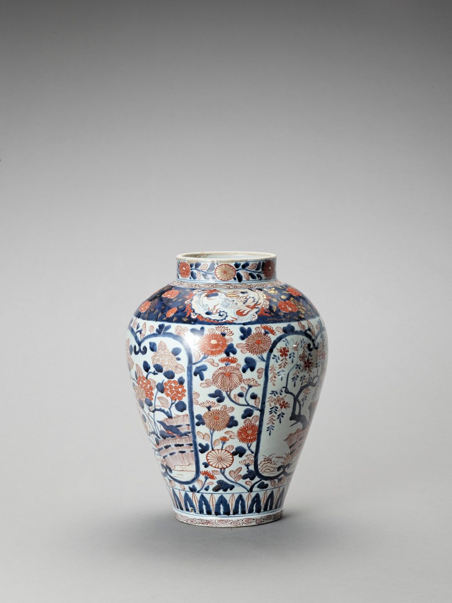 A LARGE IMARI PORCELAIN VASE - Image 3 of 6