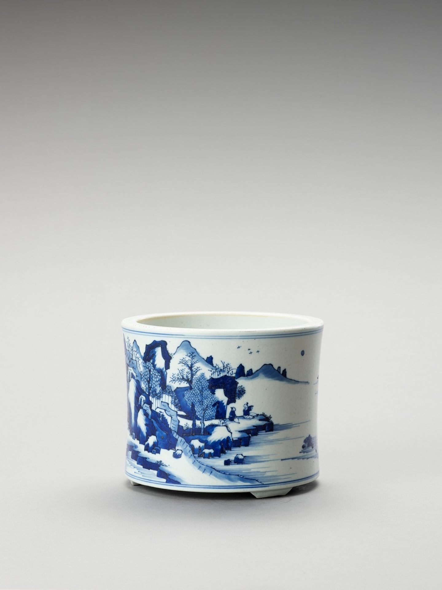 A FIGURATIVE BLUE AND WHITE PORCELAIN BRUSHPOT - Image 2 of 7