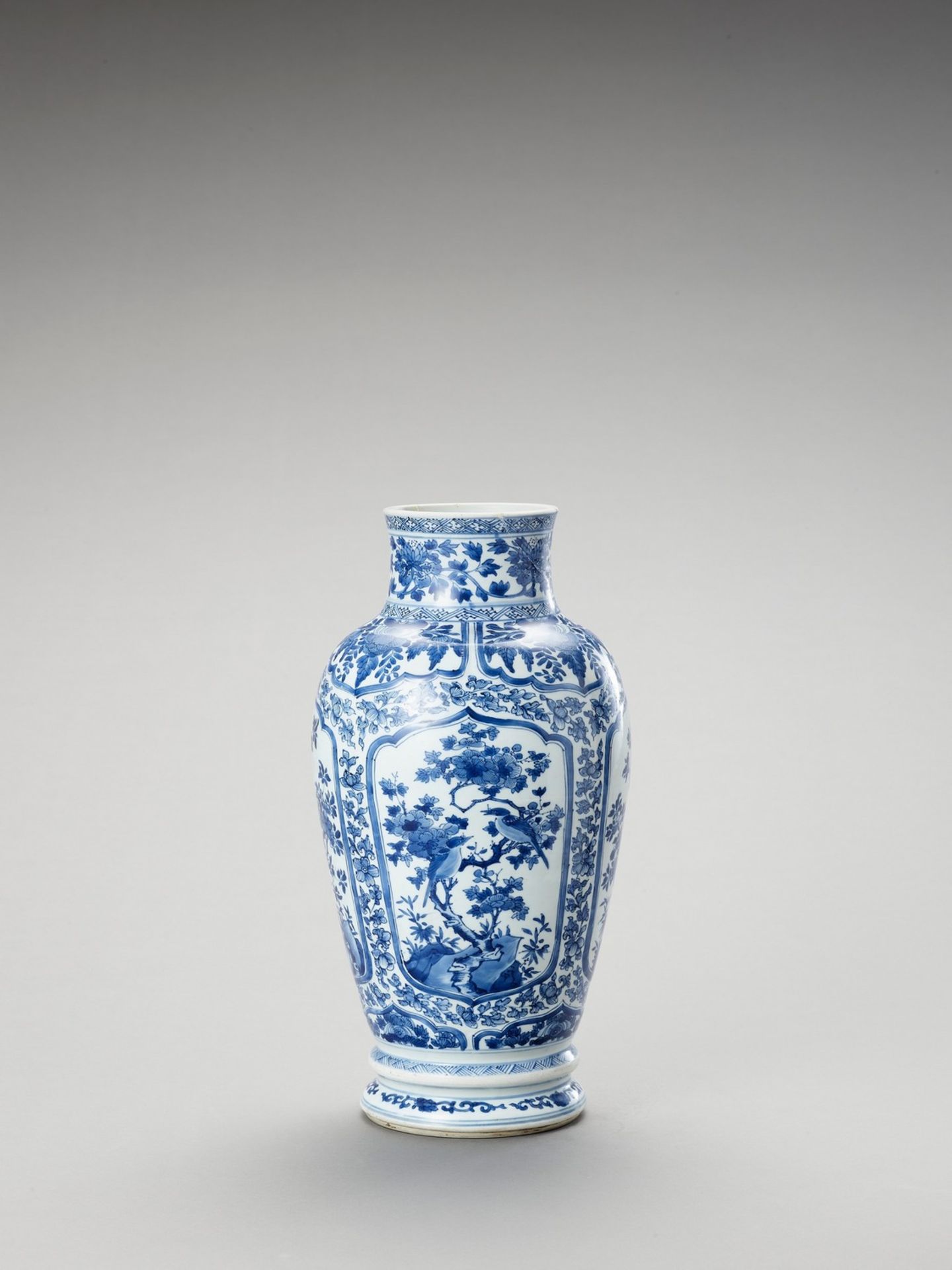 A LARGE BLUE AND WHITE PORCELAIN BALUSTER VASE - Image 2 of 6