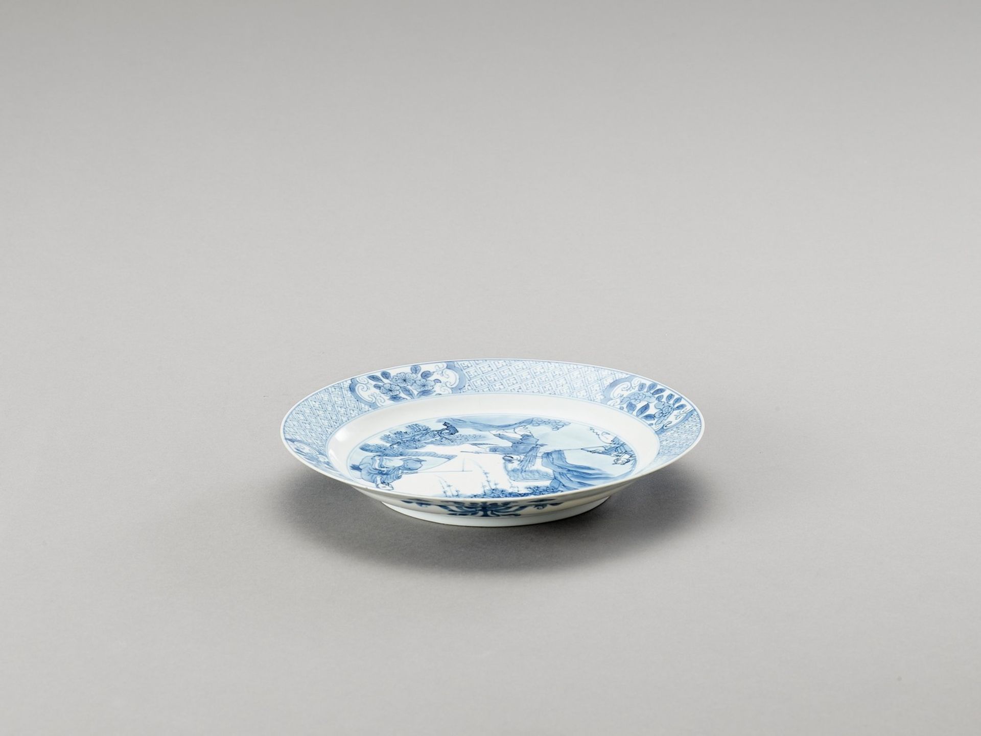 A BLUE AND WHITE PORCELAIN DISH - Image 2 of 4
