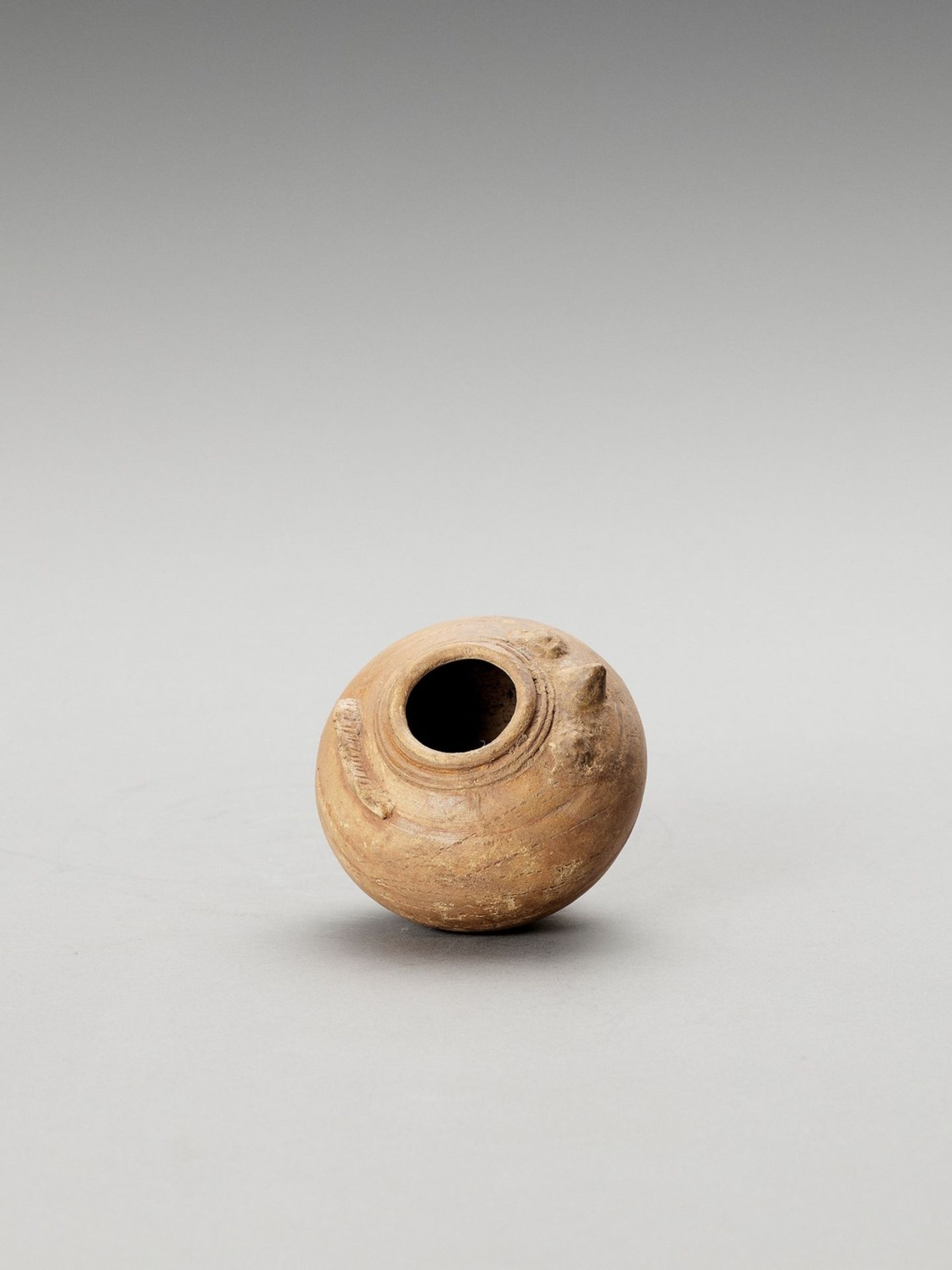 A SMALL CERAMIC VASE IN THE FORM OF AN OWL - Image 4 of 5