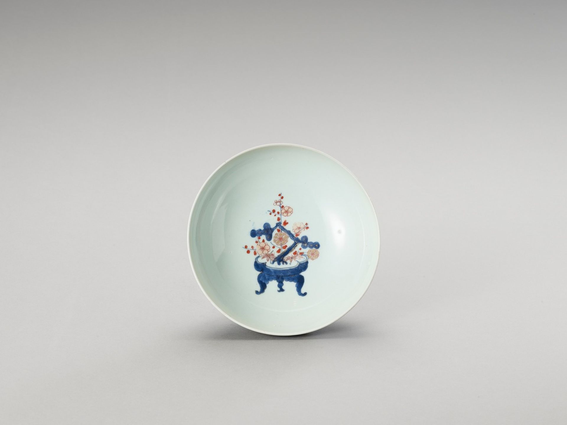 AN IMARI PORCELAIN BOWL - Bild 5 aus 6