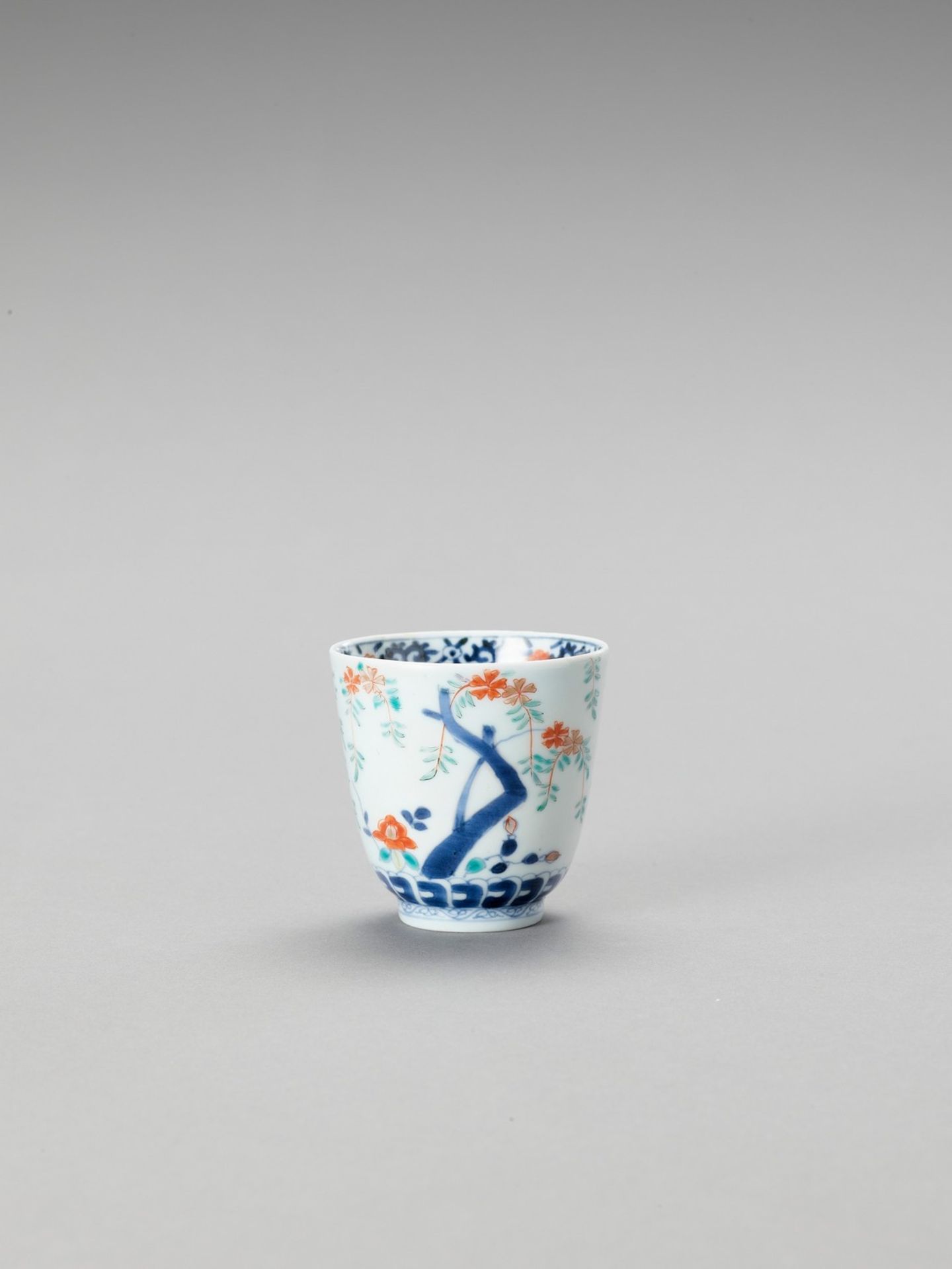 A SMALL KAKIEMON PORCELAIN CUP - Image 3 of 6