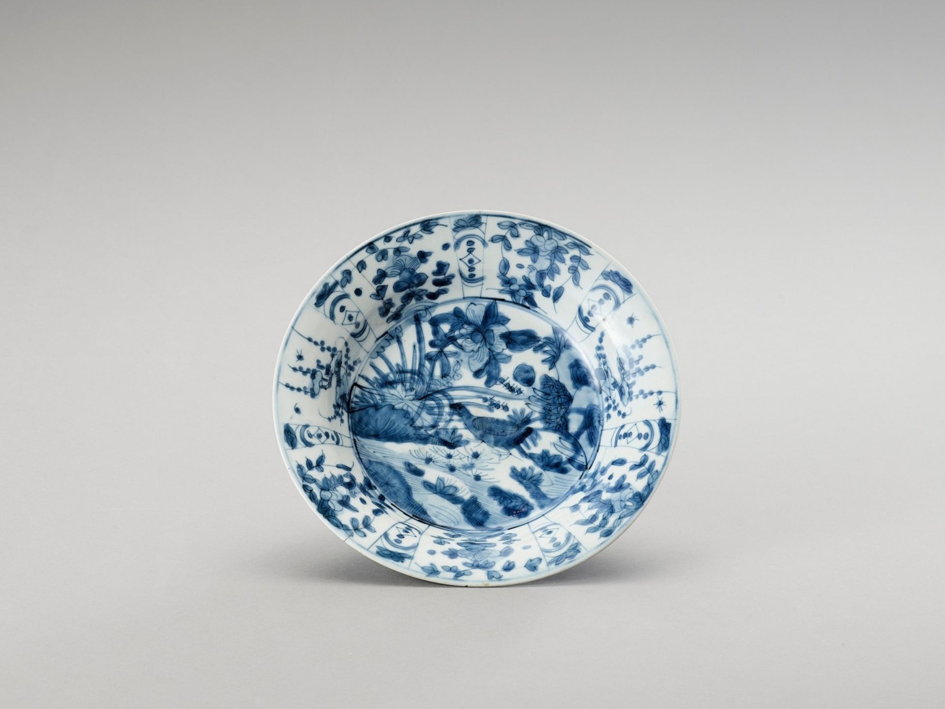 A DEEP ‘SWATOW’ BLUE AND WHITE PORCELAIN PLATE