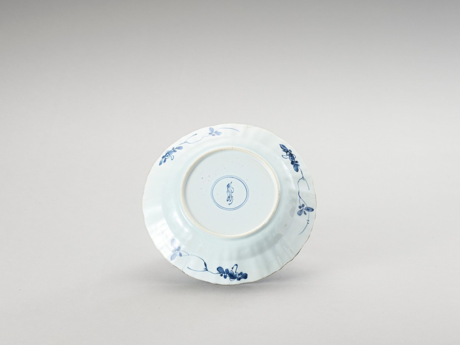 A LOBED BLUE AND WHITE PORCELAIN DISH - Image 3 of 4