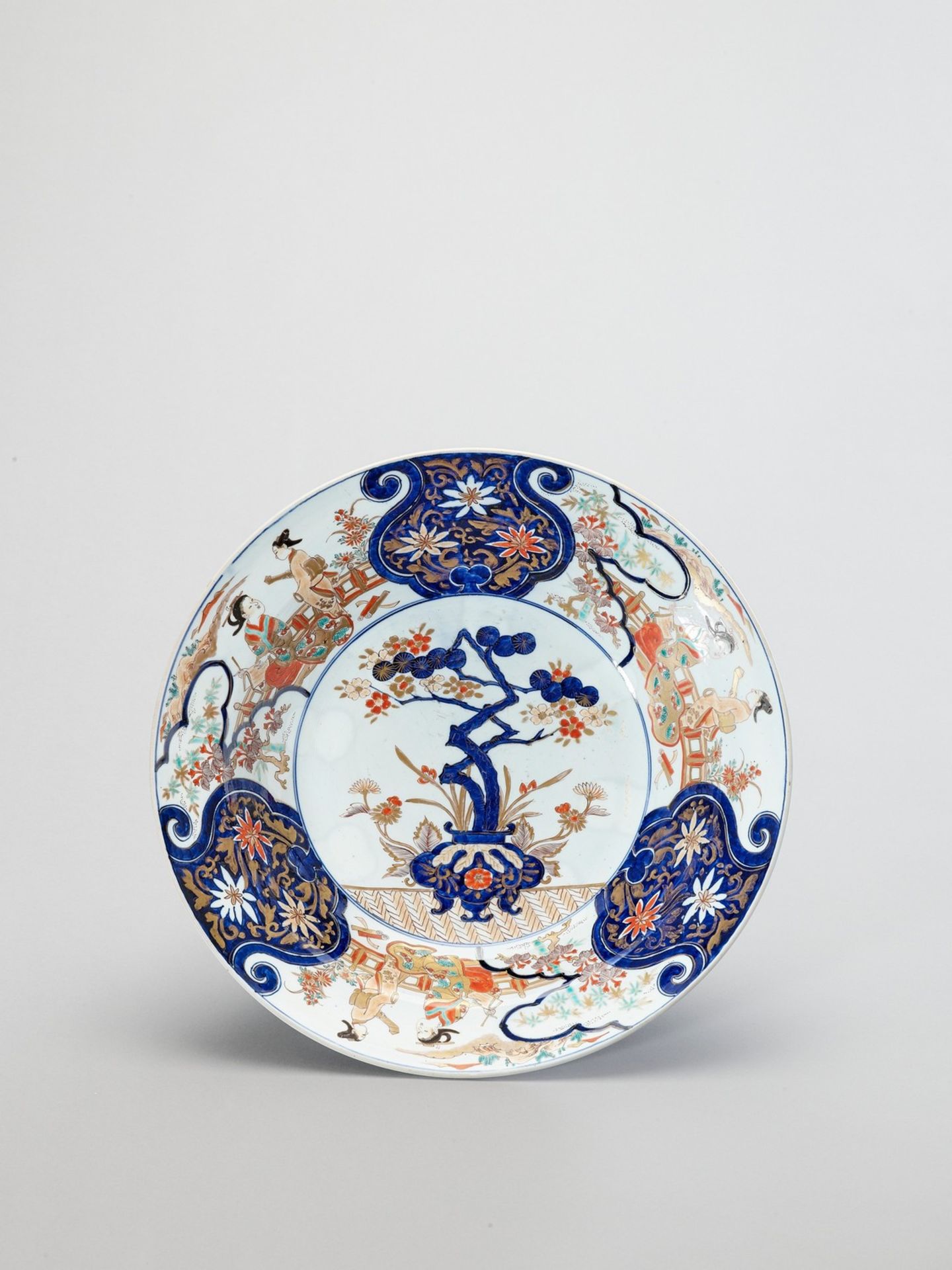 A LARGE IMARI PORCELAIN CHARGER