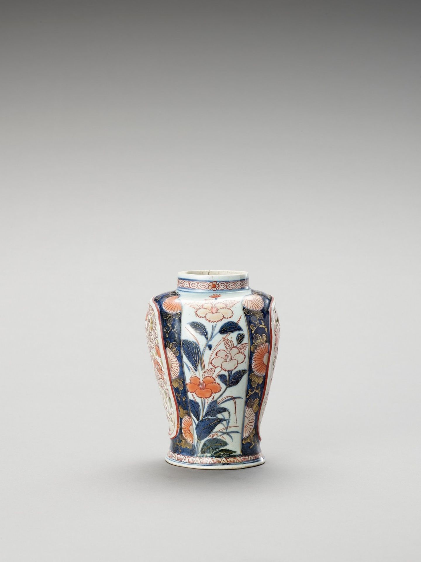 AN OPENWORK IMARI PORCELAIN VASE - Image 4 of 6