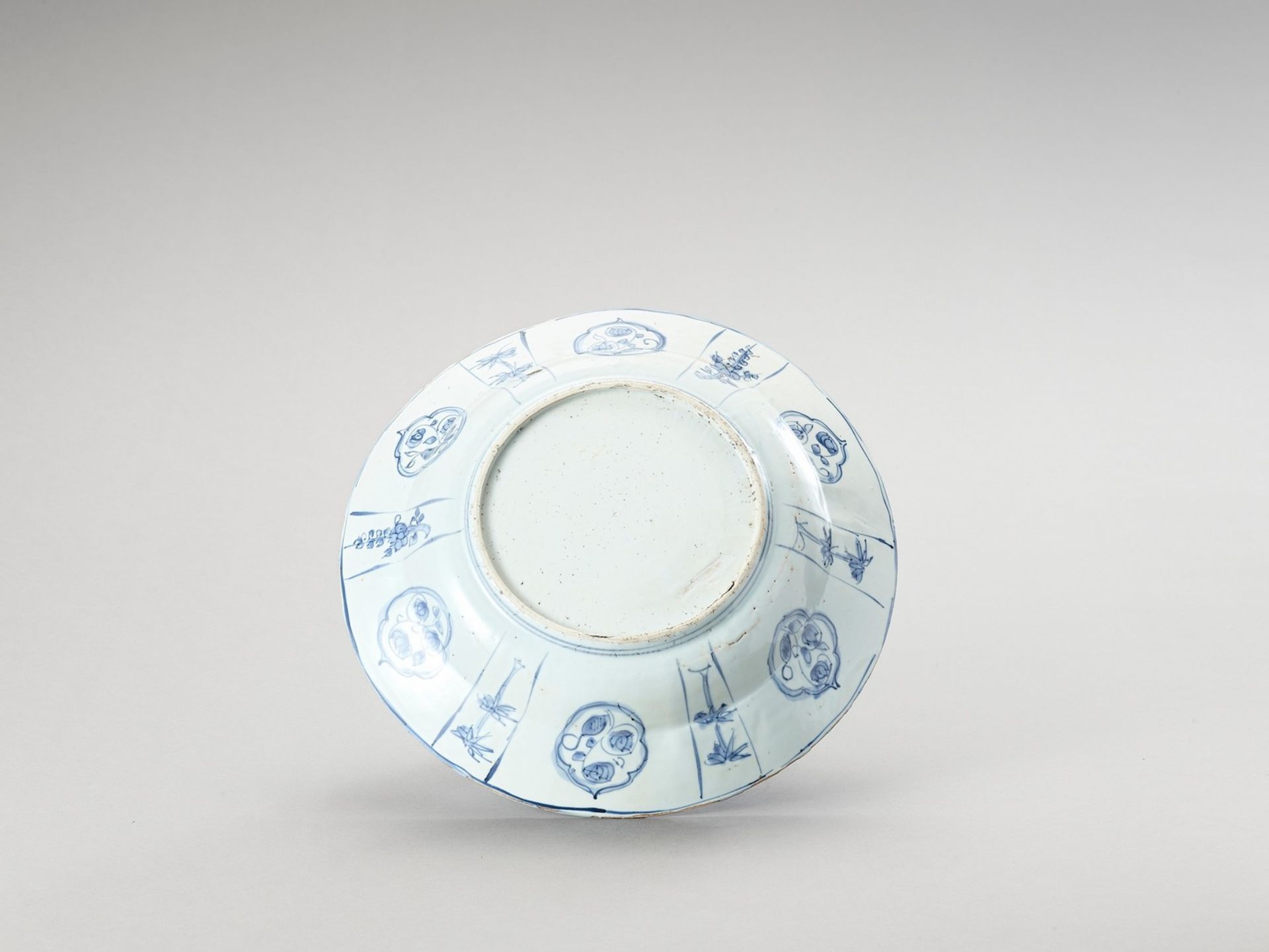 A LARGE BLUE AND WHITE PORCELAIN PLATE - Image 3 of 4