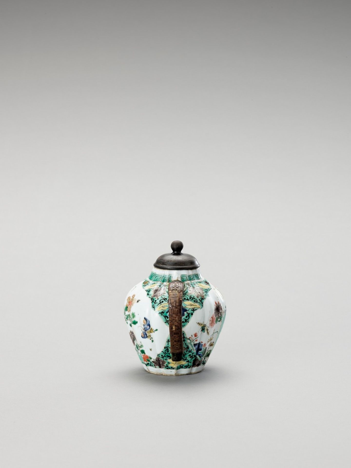 A FAMILLE VERTE TEAPOT AND COVER - Image 2 of 6