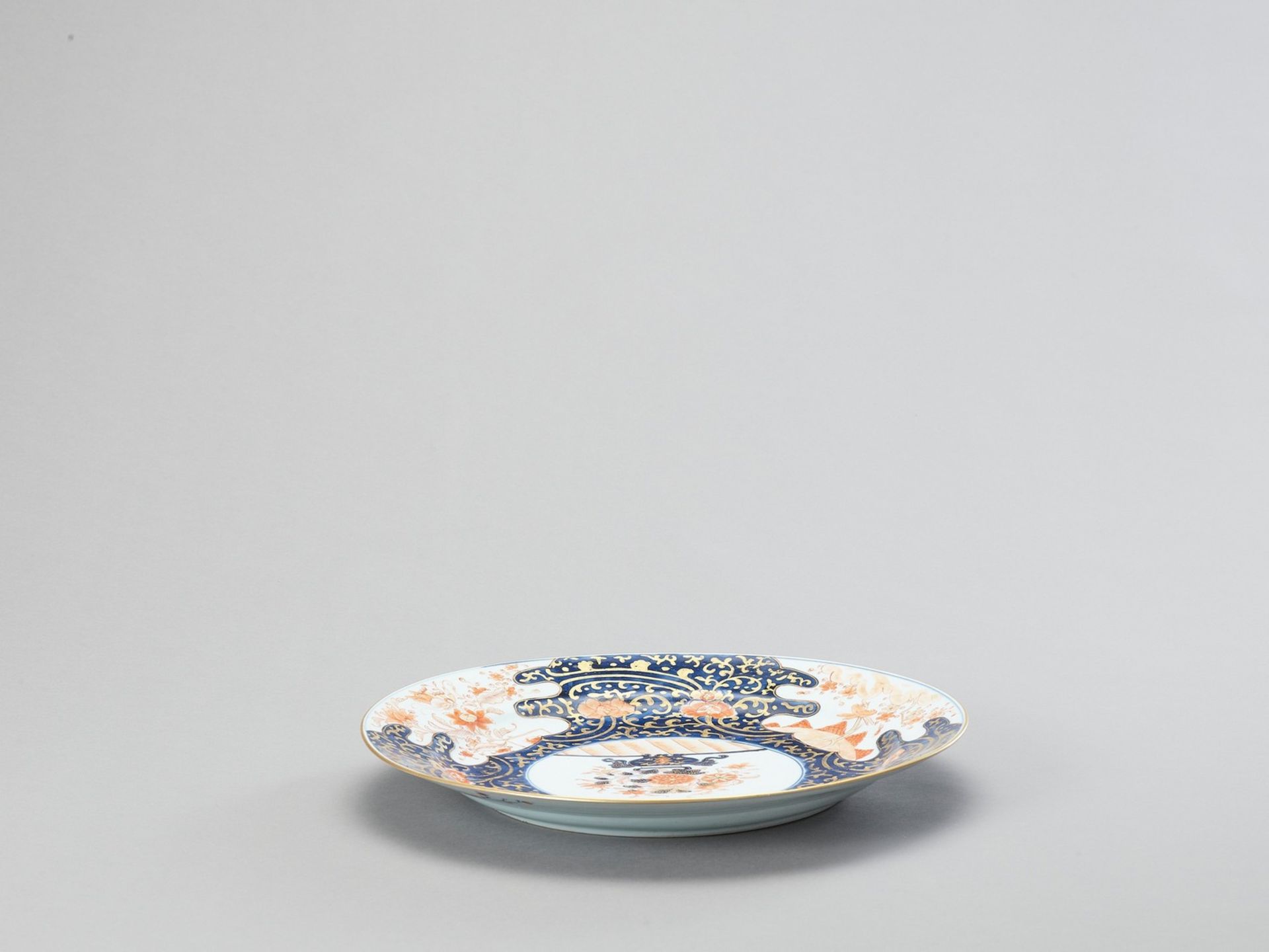 A LARGE IMARI PORCELAIN PLATE - Image 4 of 4