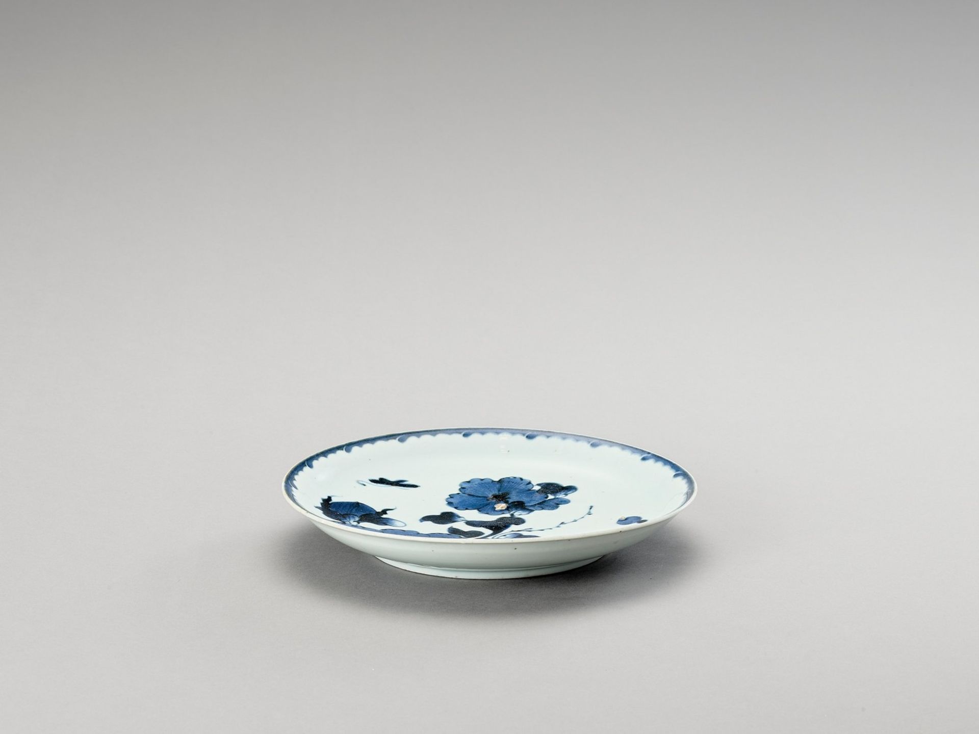 A BLUE AND WHITE ‘FLORAL’ PORCELAIN DISH - Image 4 of 4