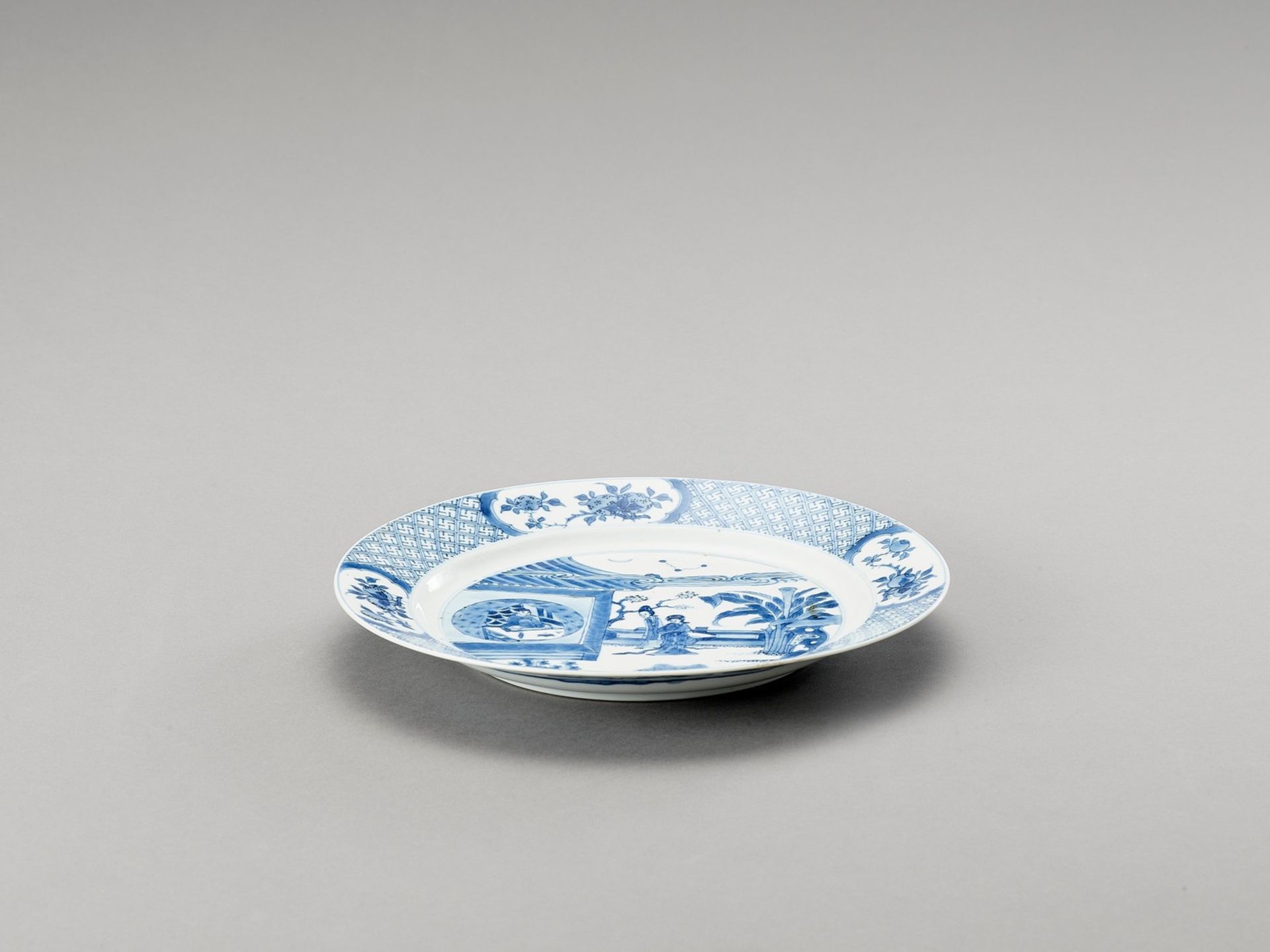 A BLUE AND WHITE PORCELAIN DISH - Image 2 of 4