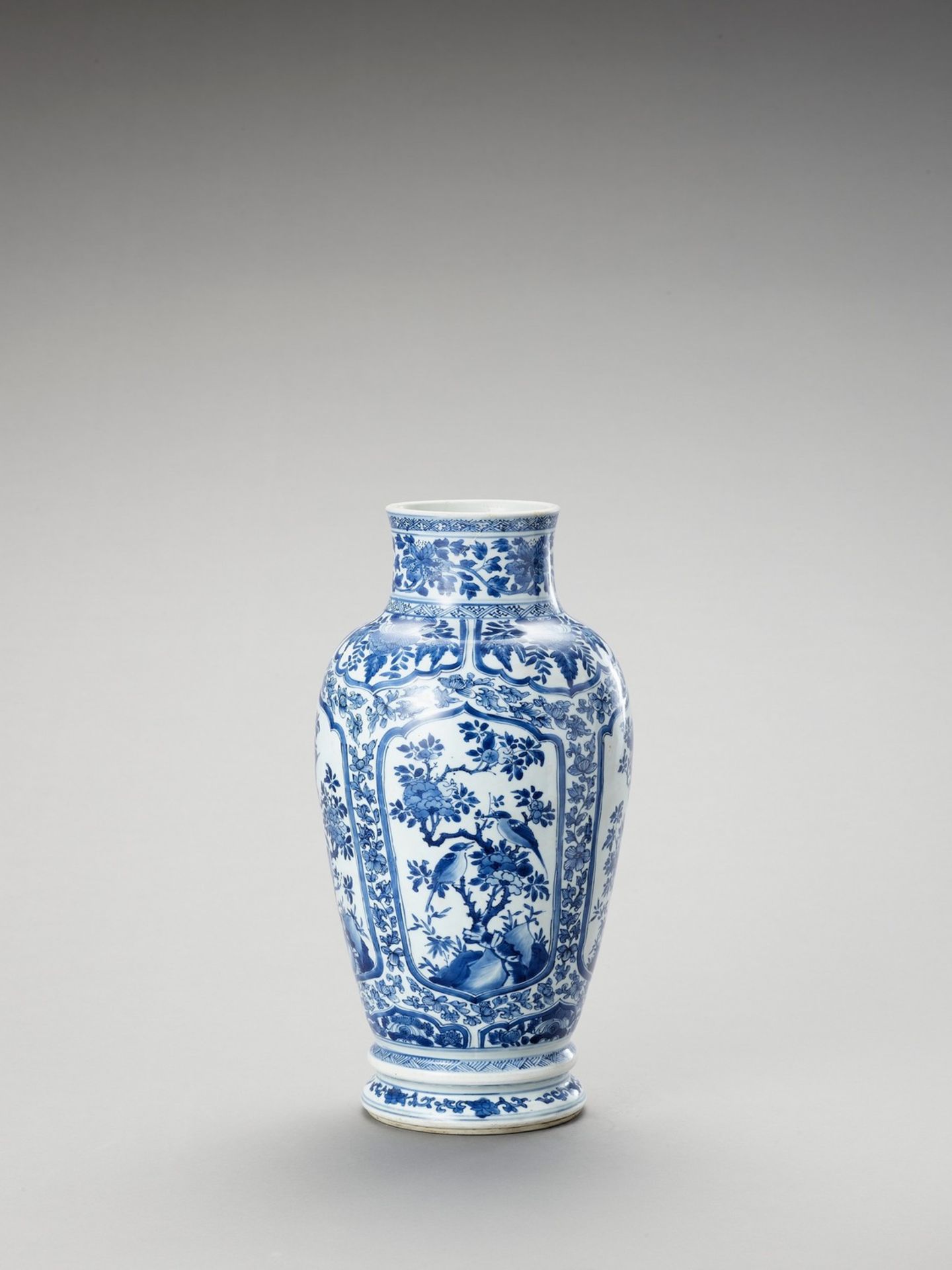 A LARGE BLUE AND WHITE PORCELAIN BALUSTER VASE