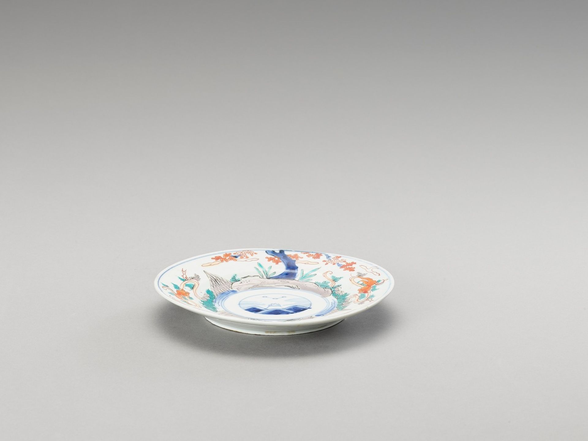 AN ENAMELED KAKIEMON PORCELAIN DISH - Bild 4 aus 4