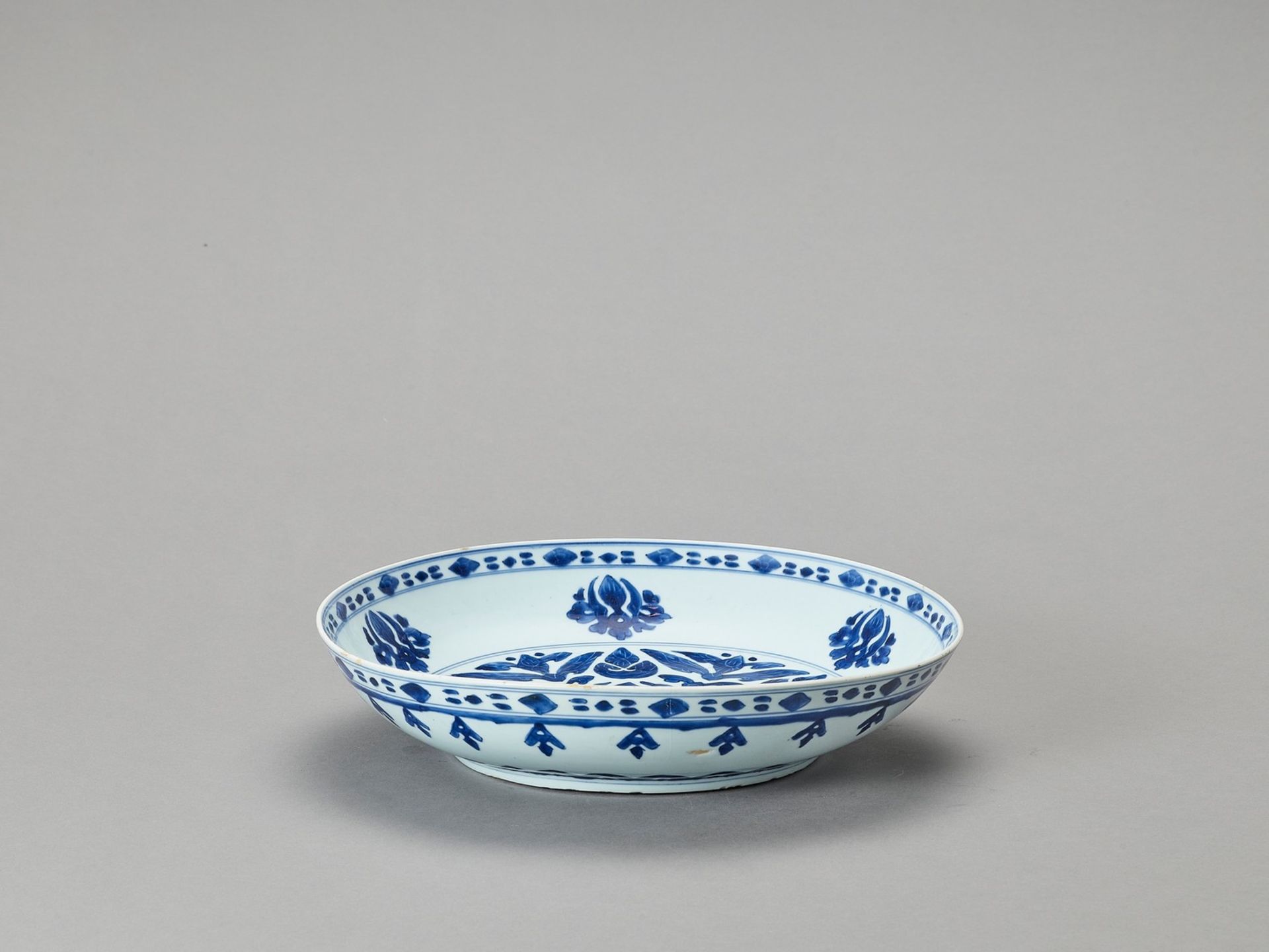 A LARGE BLUE AND WHITE PORCELAIN CHARGER - Image 4 of 4