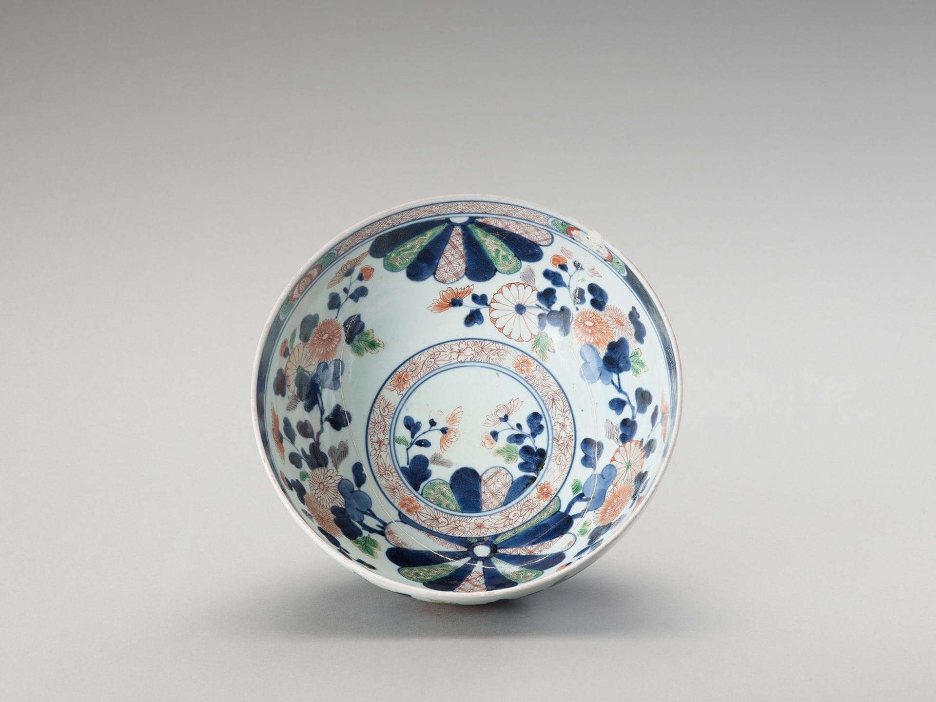 A LARGE IMARI PORCELAIN BOWL - Image 2 of 6