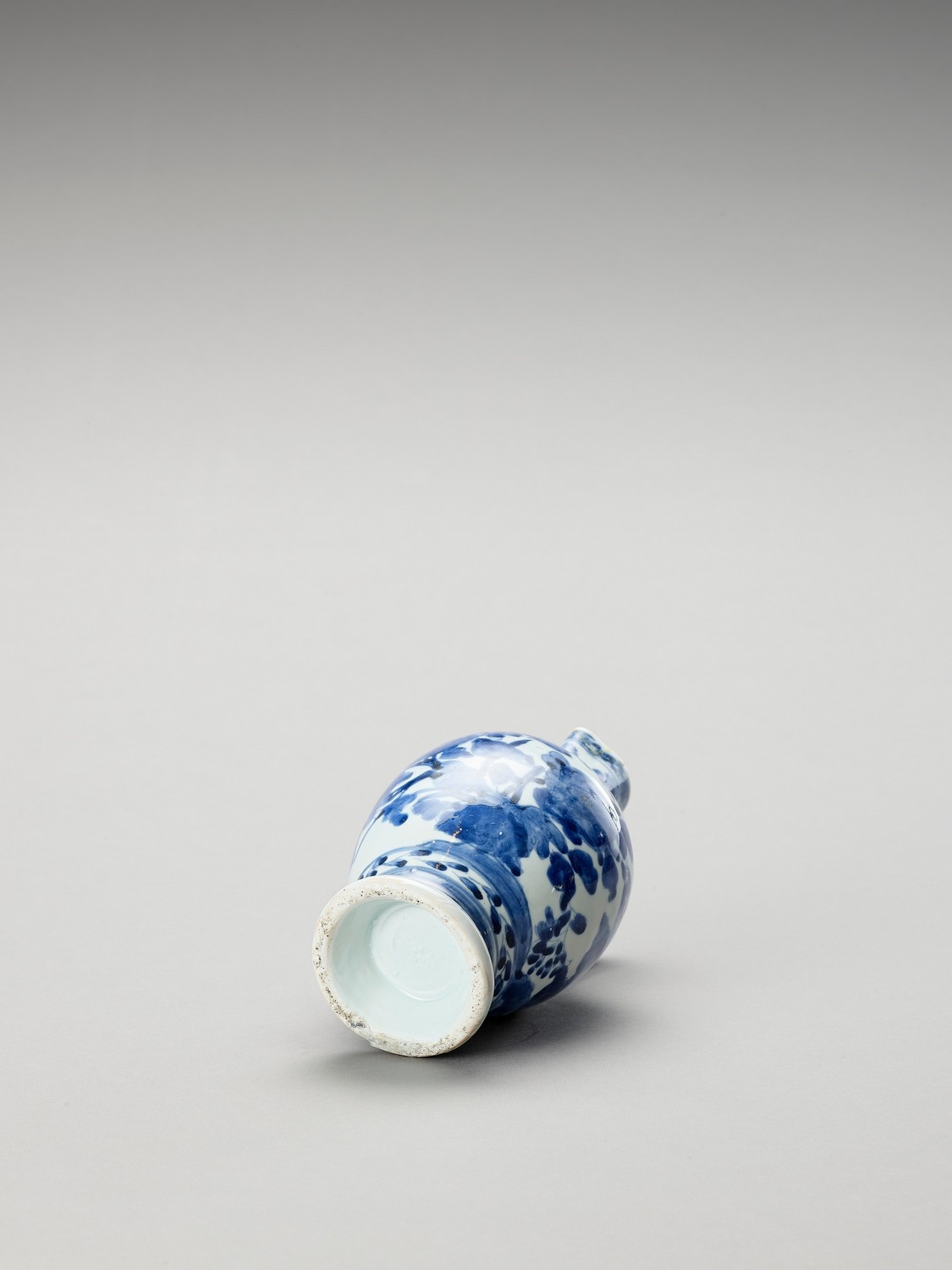 A BLUE AND WHITE PORCELAIN JUG - Image 7 of 7