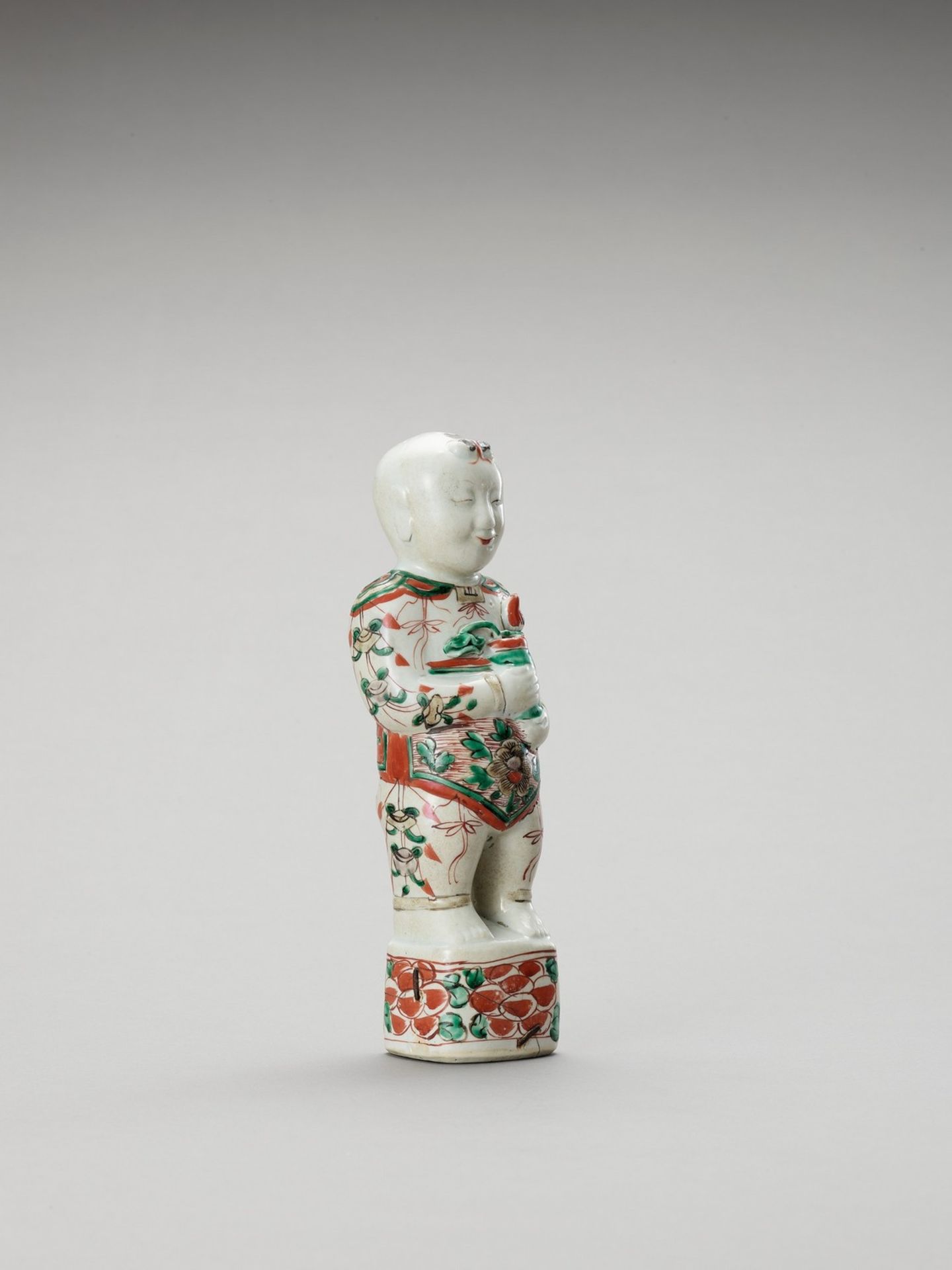 A FAMILLE VERTE PORCELAIN FIGURE OF A BOY - Image 2 of 5