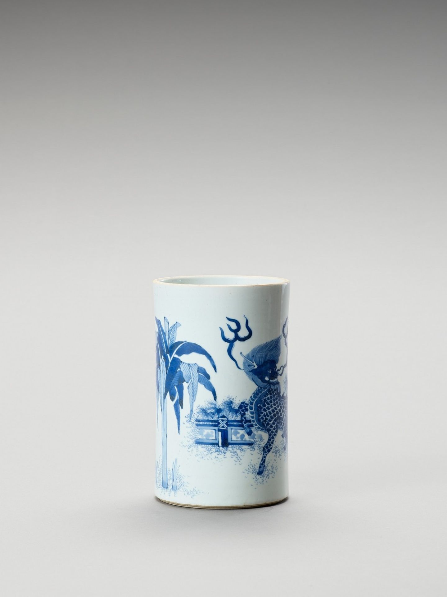 A BLUE AND WHITE PORCELAIN BRUSHPOT - Image 2 of 6