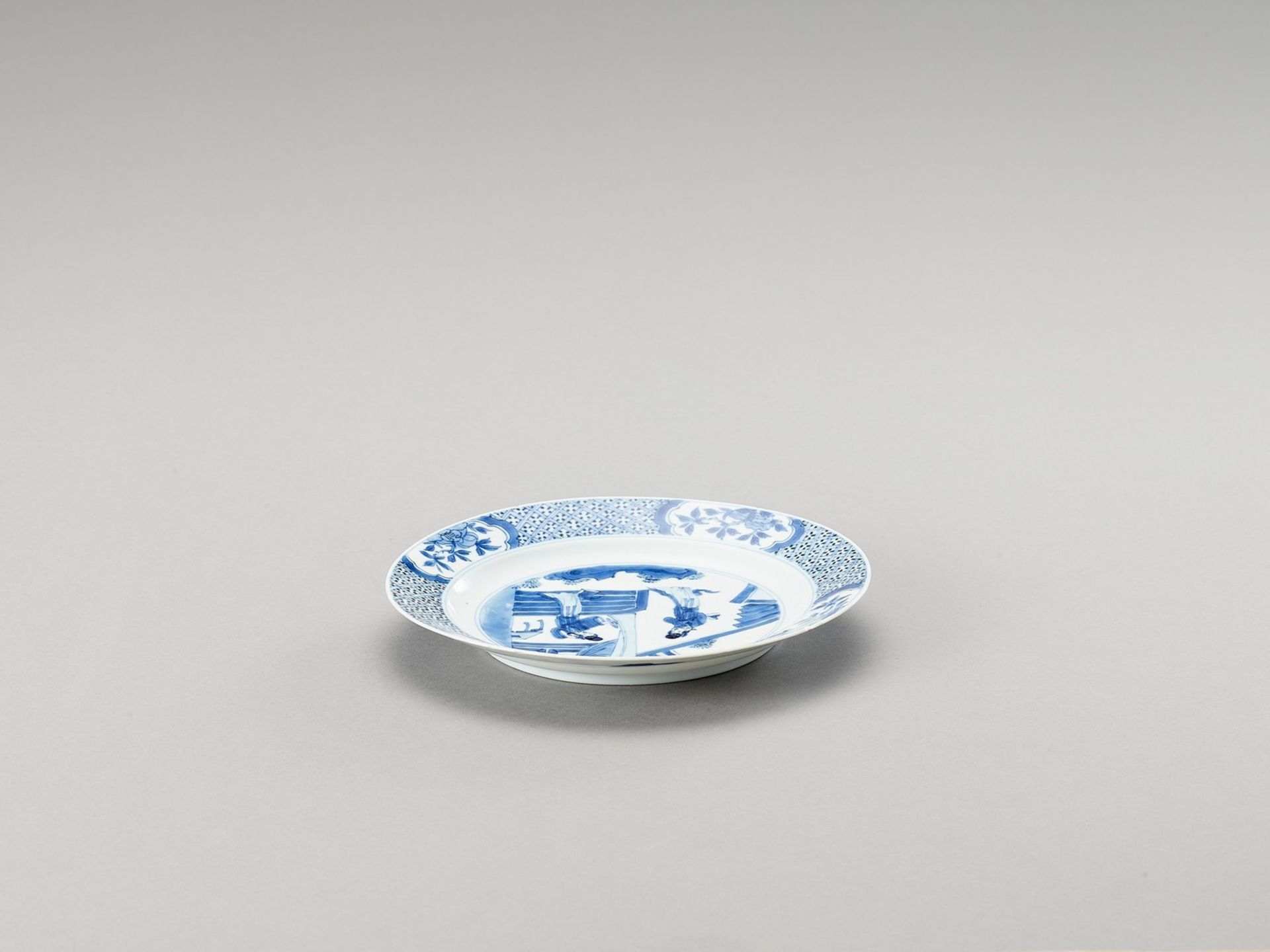 A BLUE AND WHITE PORCELAIN DISH - Image 2 of 4