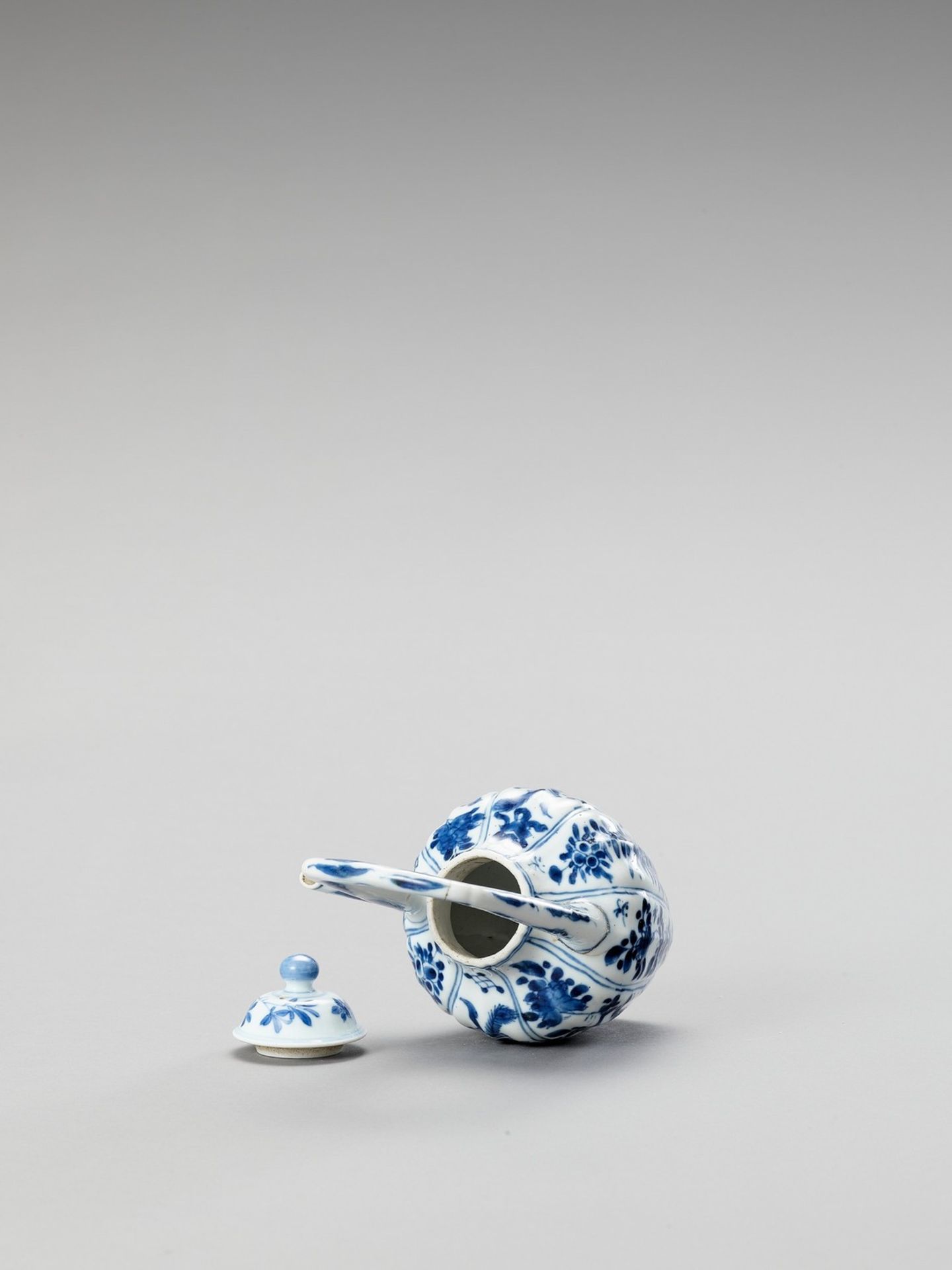 A BLUE AND WHITE PORCELAIN TEAPOT - Image 5 of 6