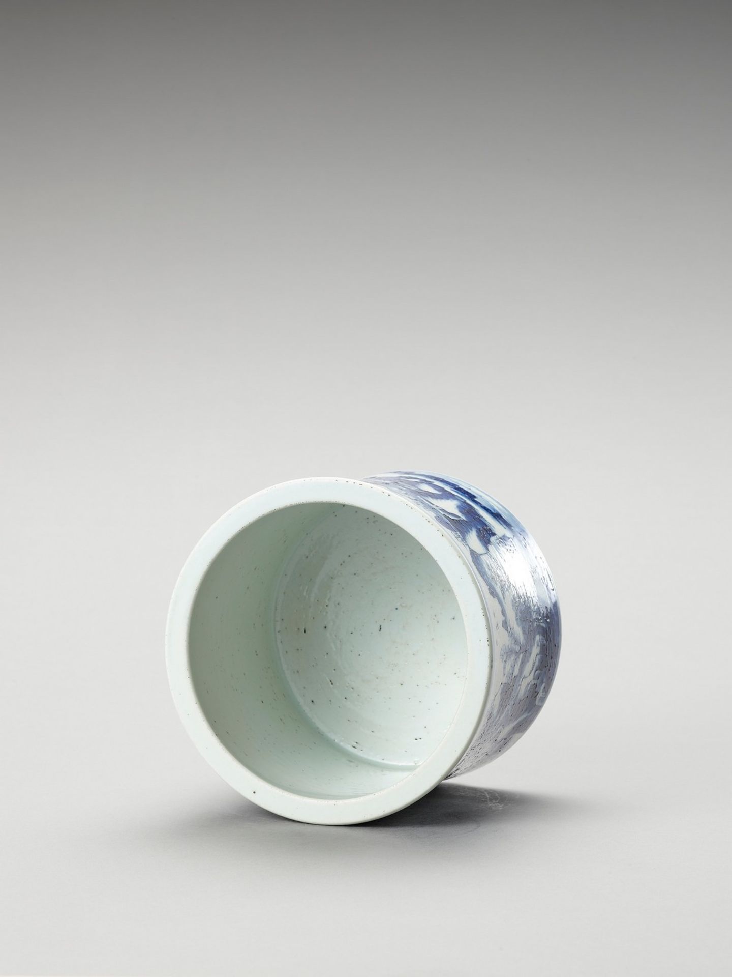 A FIGURATIVE BLUE AND WHITE PORCELAIN BRUSHPOT - Image 6 of 7