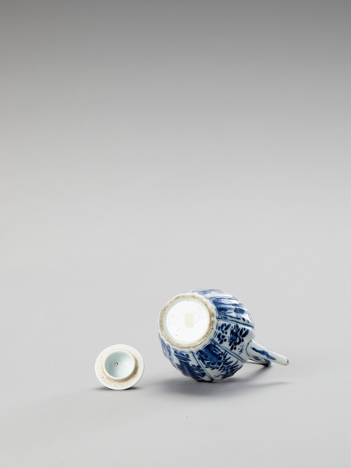 A BLUE AND WHITE PORCELAIN TEAPOT - Image 6 of 6