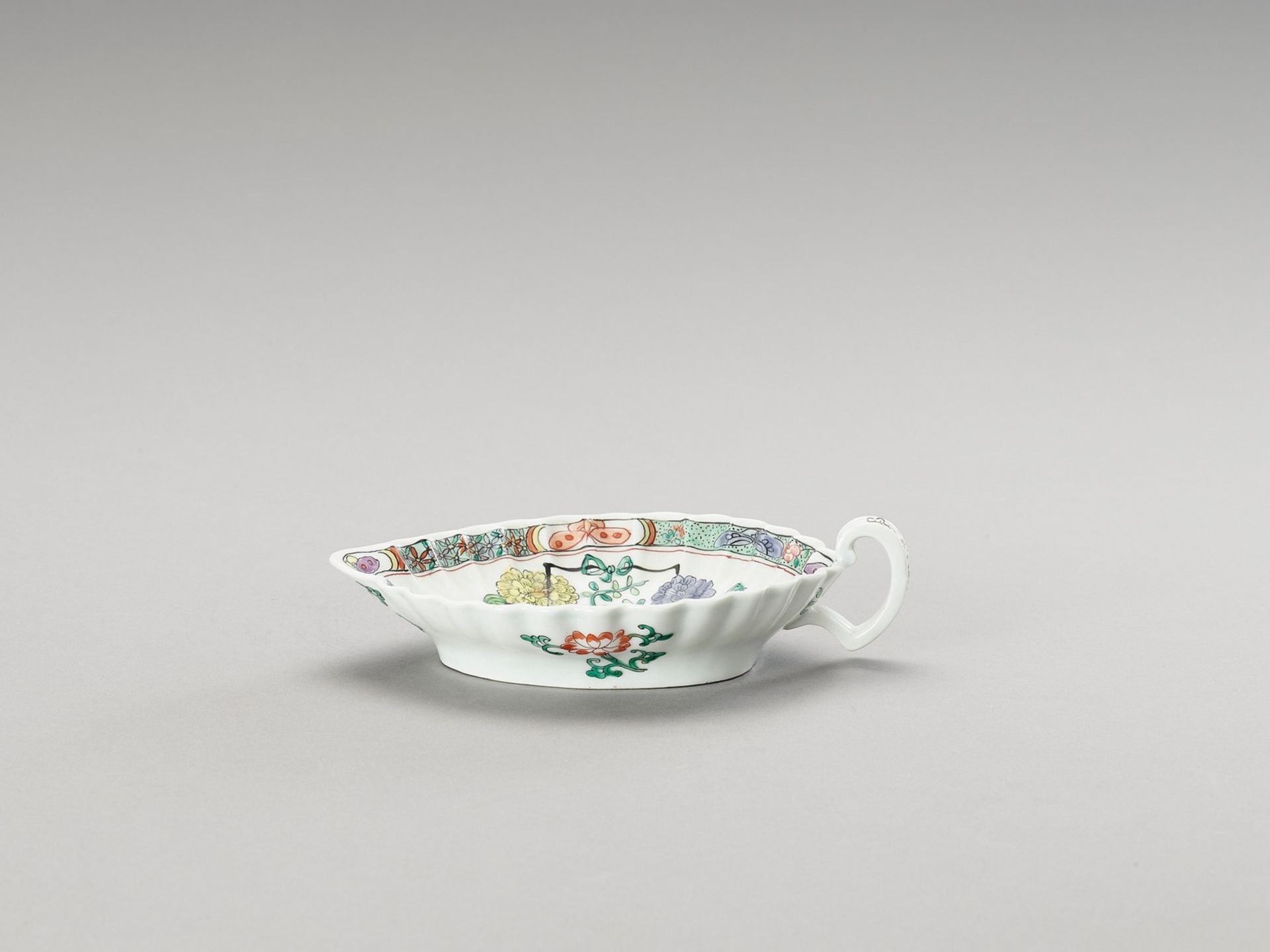 A LEAF-SHAPED FAMILLE VERTE SAUCER