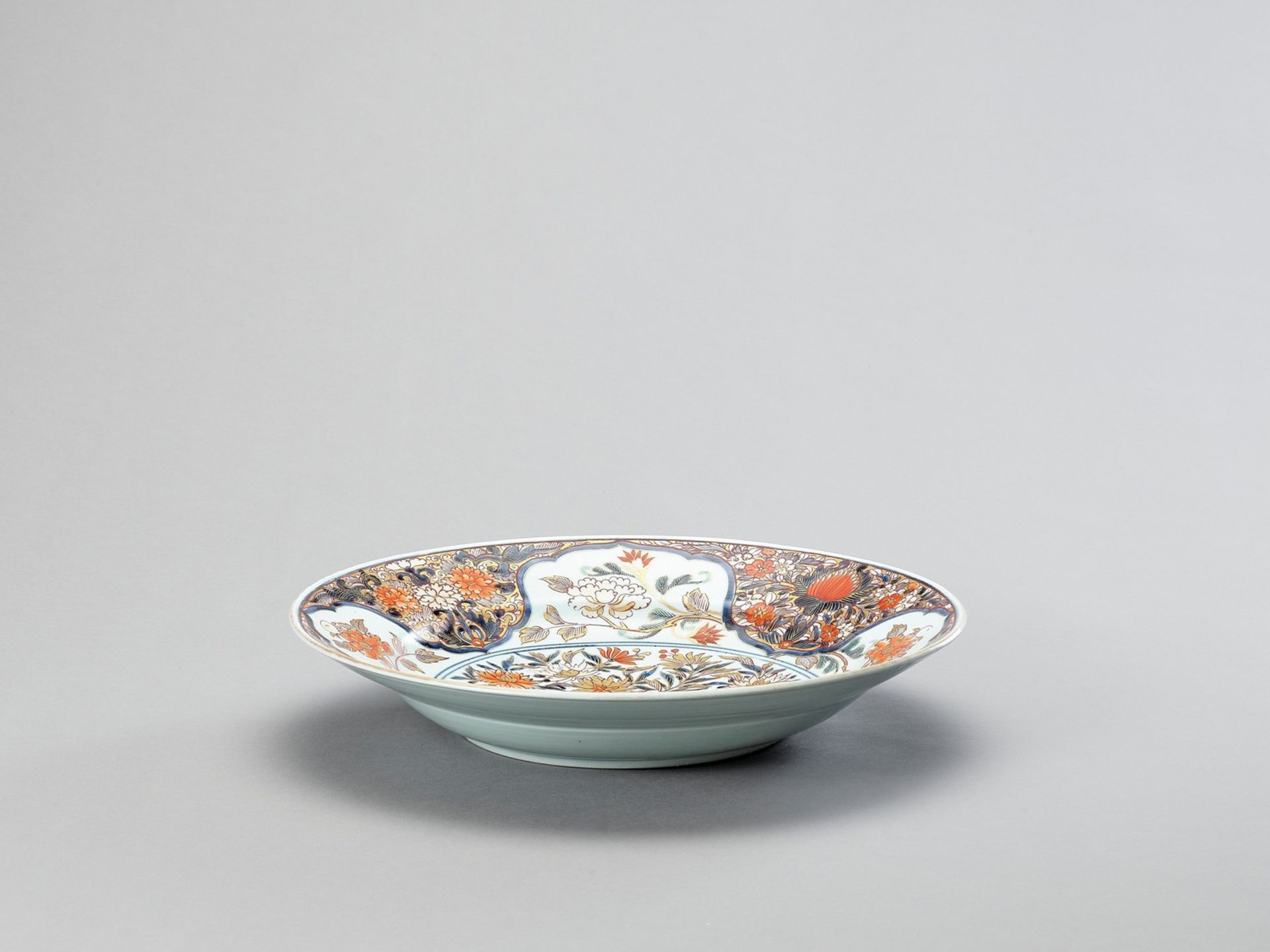 A LARGE IMARI PORCELAIN CHARGER - Image 2 of 4