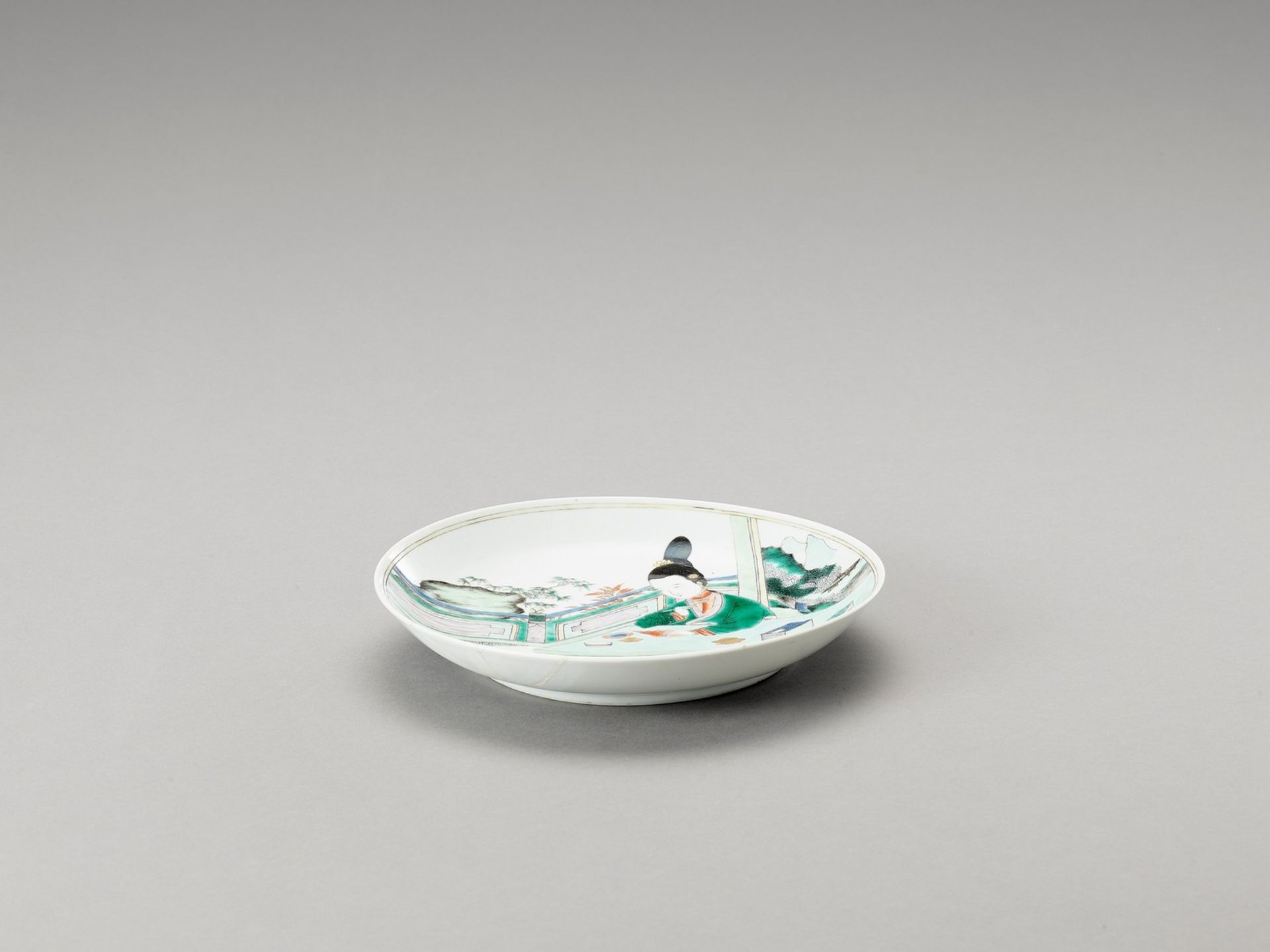 A FIGURATIVE FAMILLE VERTE DISH, QIANLONG MARK AND PERIOD - Bild 2 aus 4