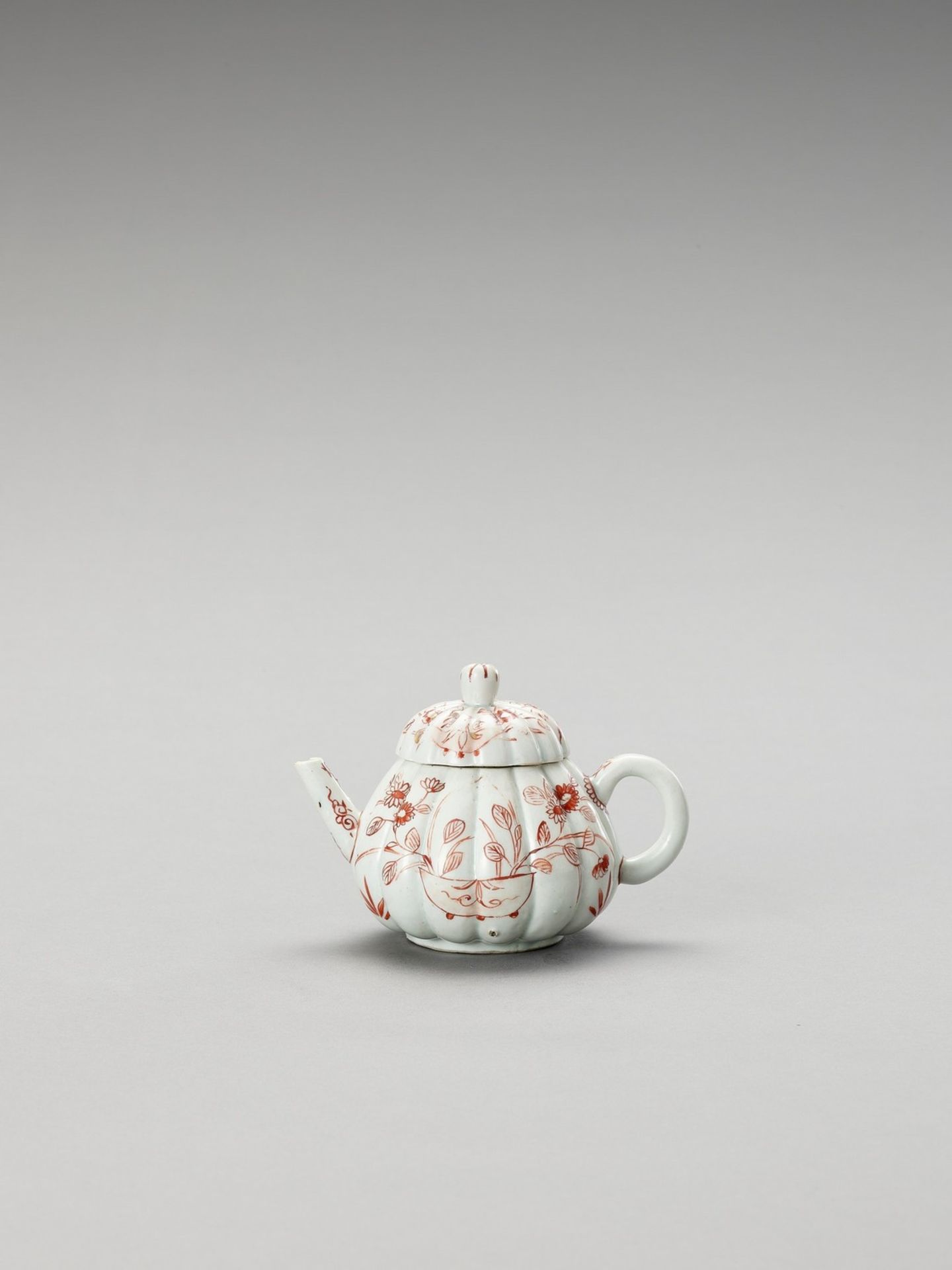 AN IMARI PORCELAIN TEAPOT AND COVER - Image 3 of 6