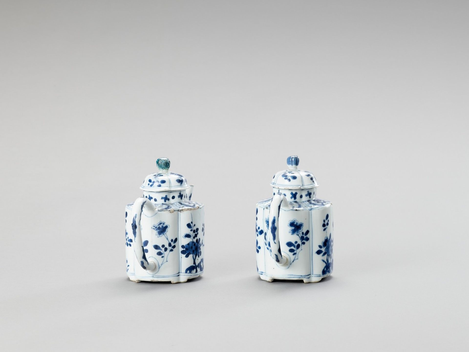 A PAIR OF BLUE AND WHITE PORCELAIN TEAPOTS - Image 4 of 6