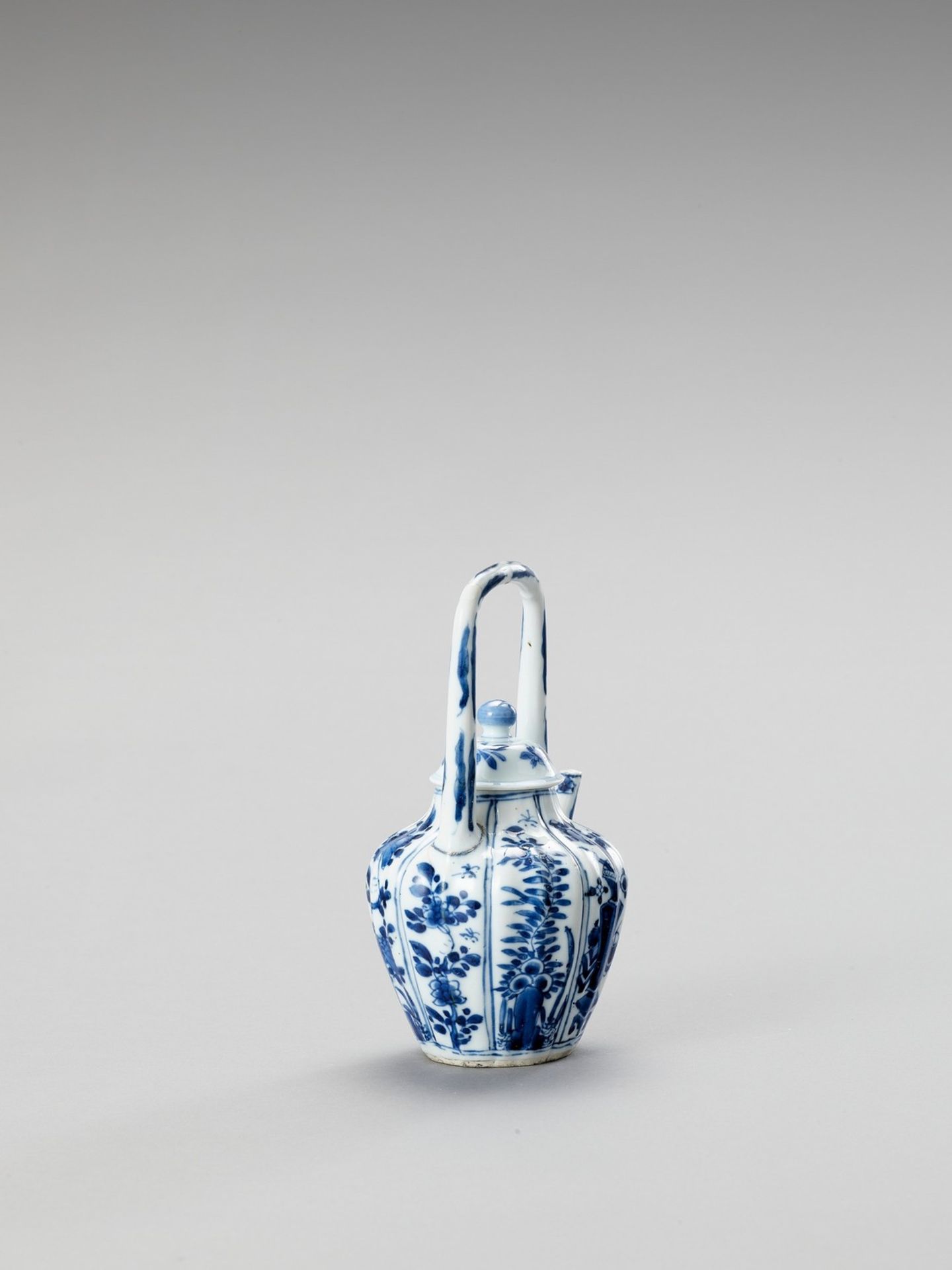 A BLUE AND WHITE PORCELAIN TEAPOT - Image 2 of 6