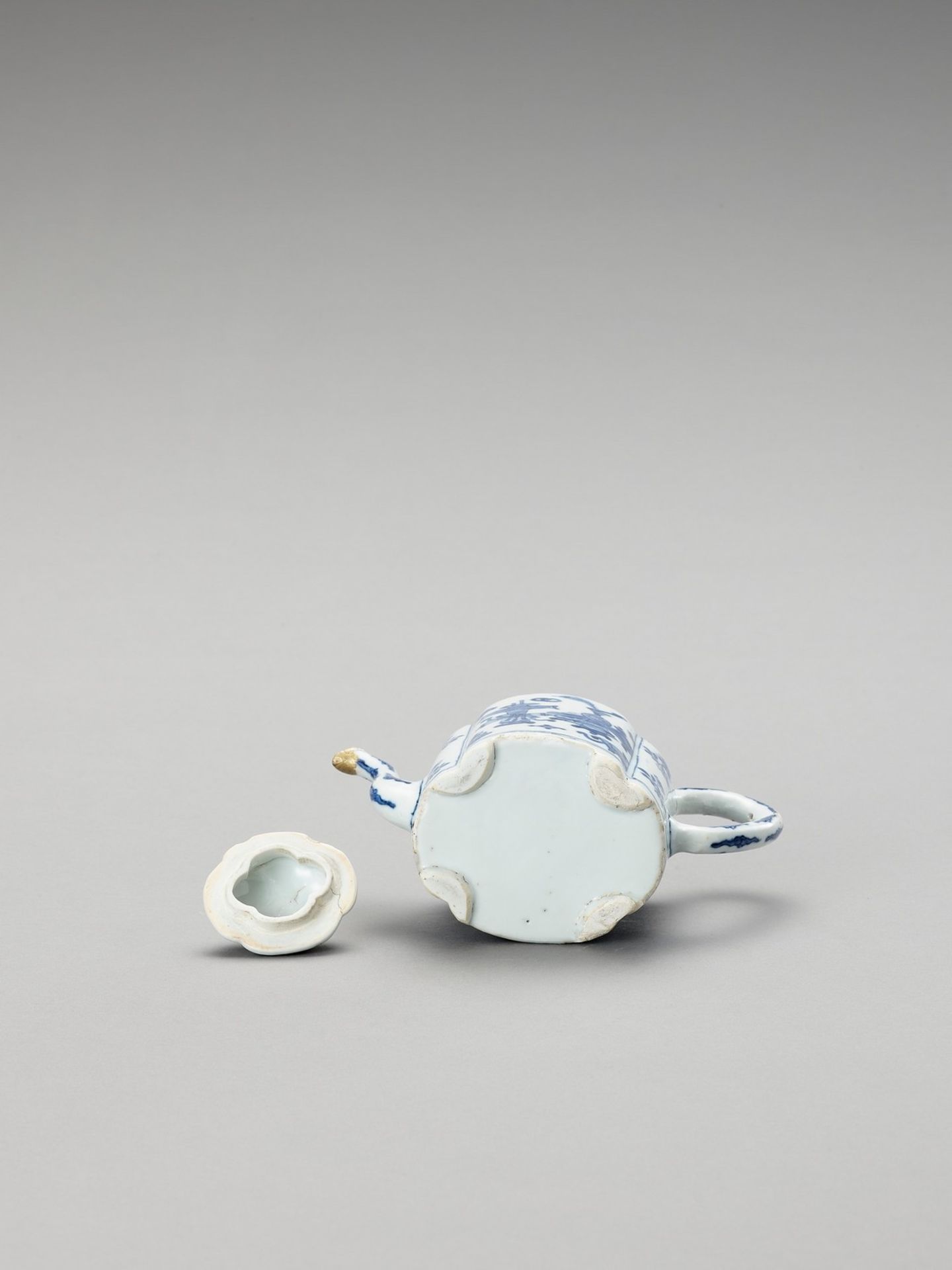 A LOBED BLUE AND WHITE PORCELAIN TEAPOT - Image 6 of 6