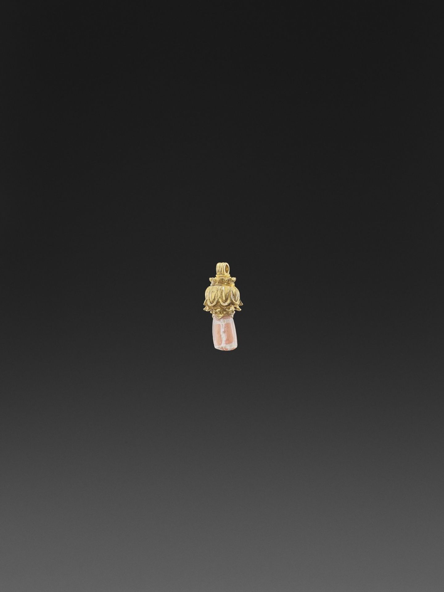 A PYU GOLD ‘LOTUS’ PENDANT WITH AGATE BEAD - Image 3 of 4