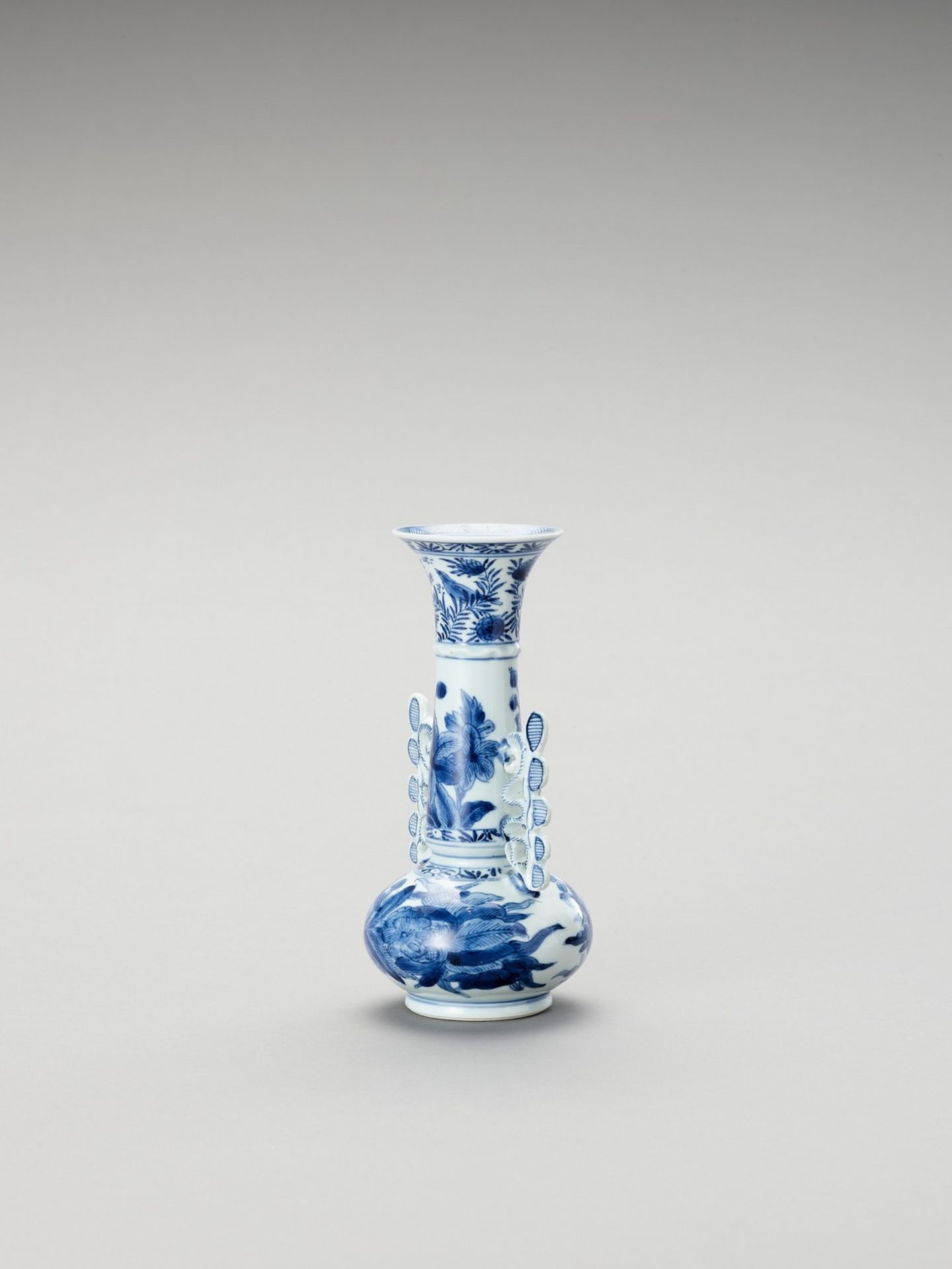 A BLUE AND WHITE PORCELAIN BOTTLE VASE - Image 2 of 6