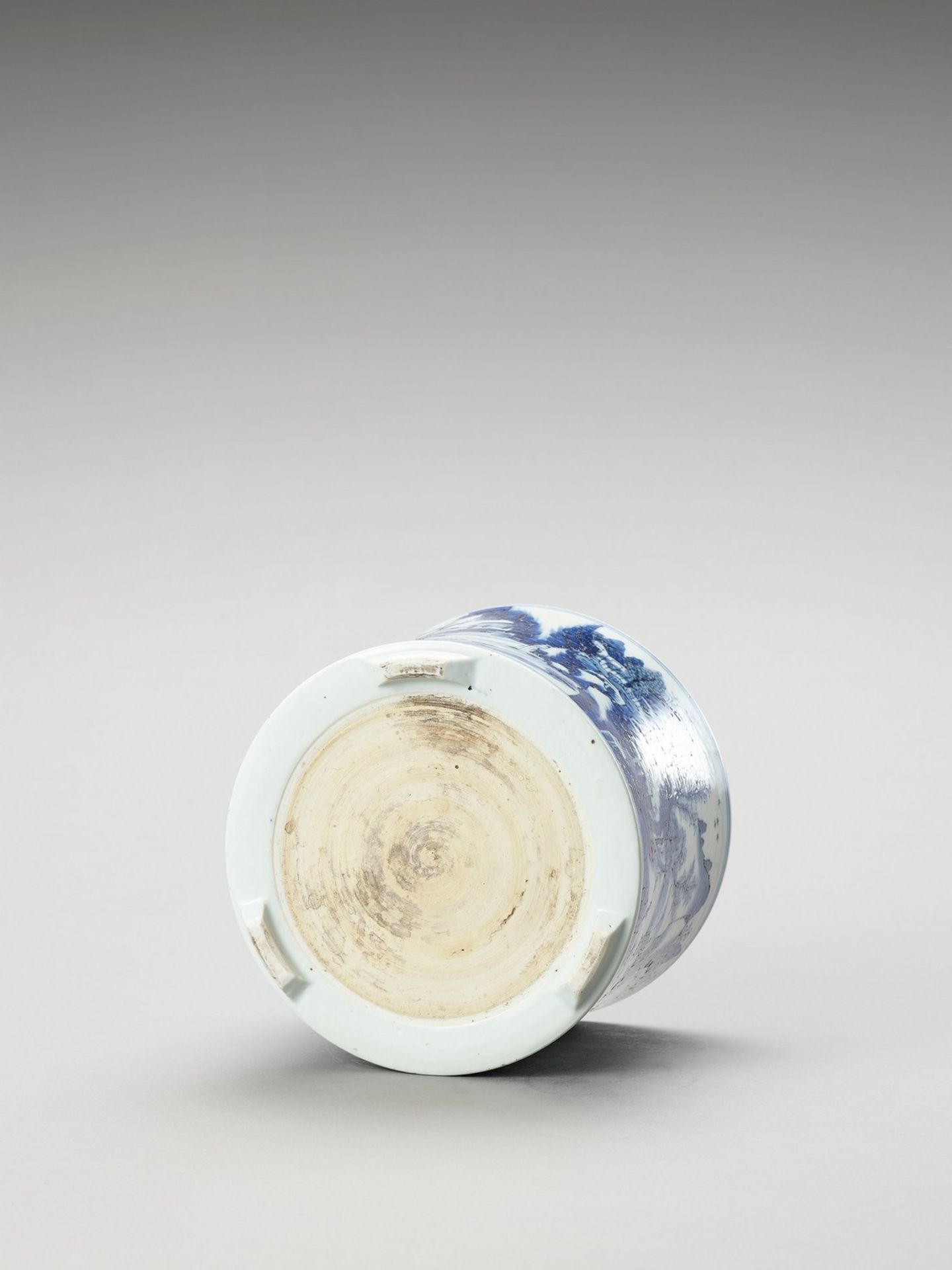 A FIGURATIVE BLUE AND WHITE PORCELAIN BRUSHPOT - Image 7 of 7