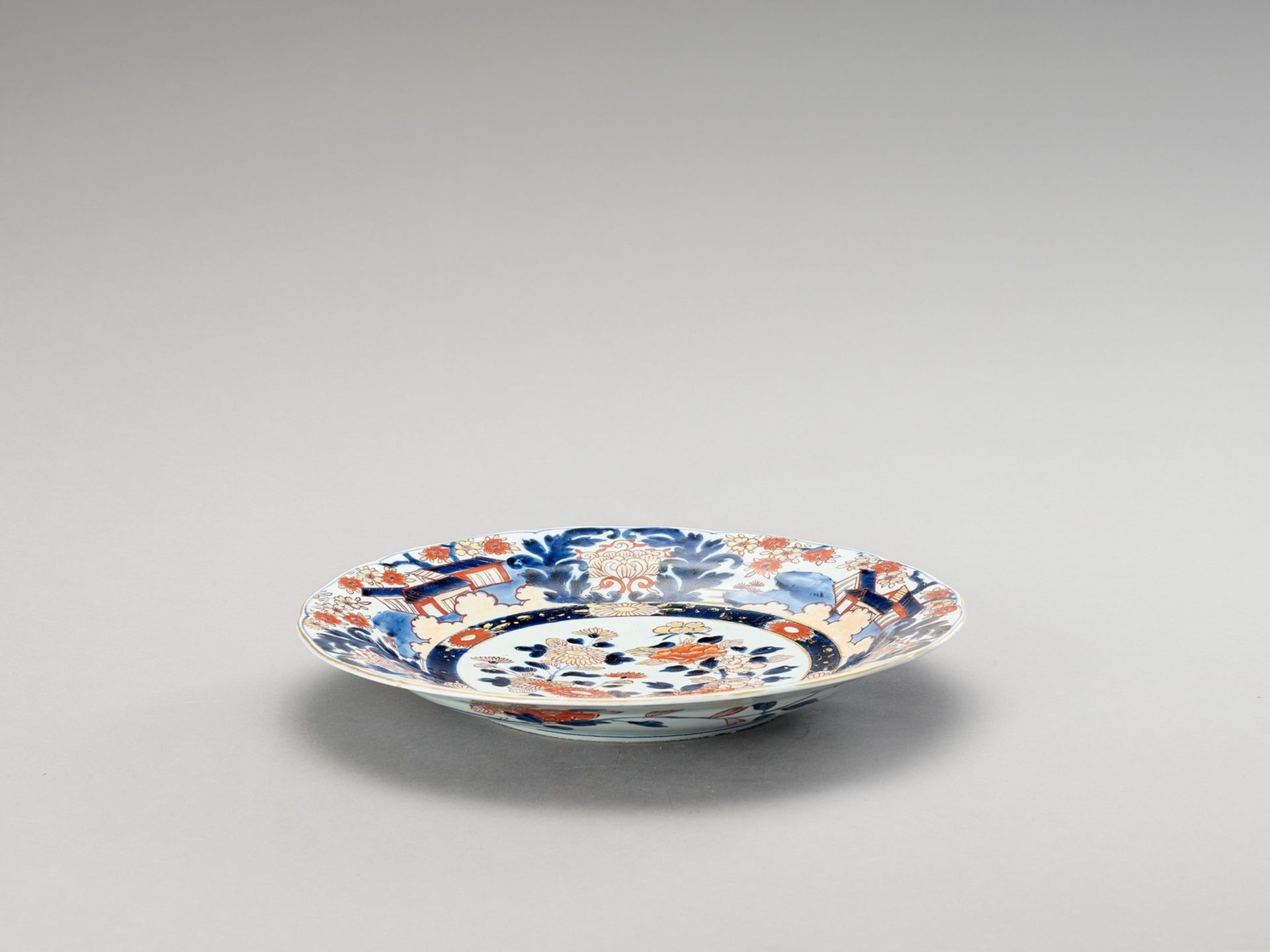 A LARGE IMARI PORCELAIN DISH - Image 2 of 4