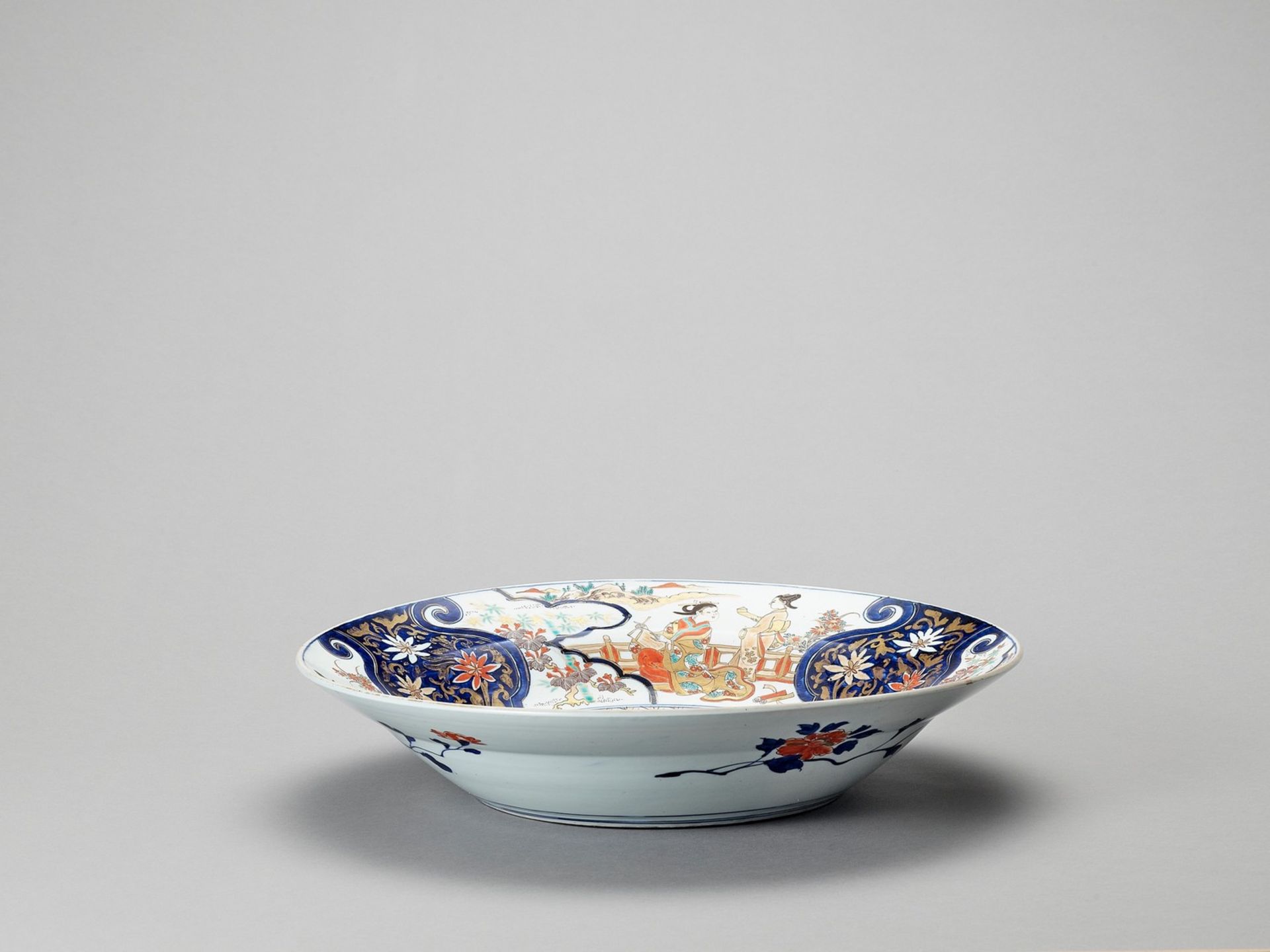 A LARGE IMARI PORCELAIN CHARGER - Image 4 of 4