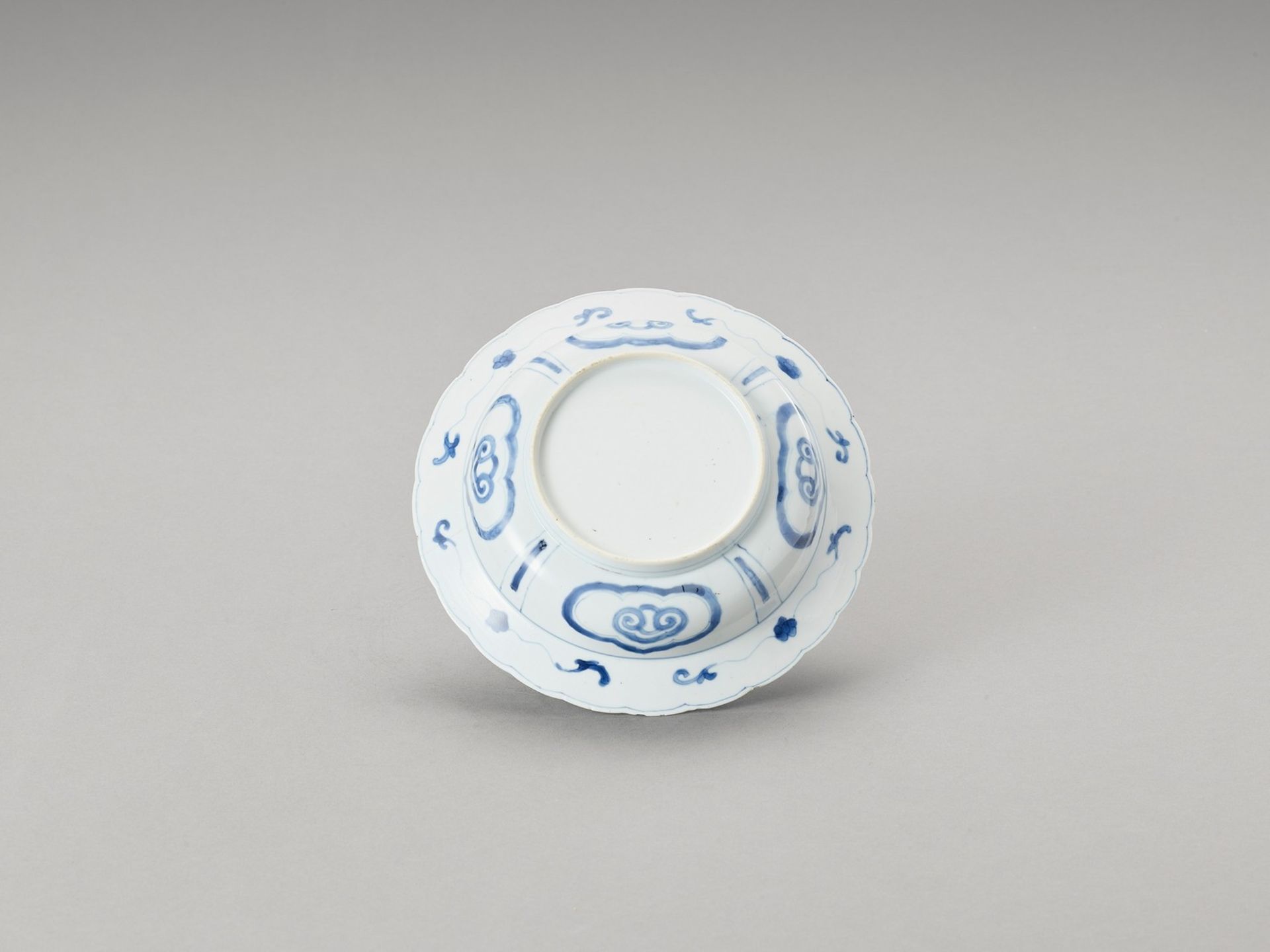 A LOBED BLUE AND WHITE PORCELAIN BOWL - Image 3 of 4