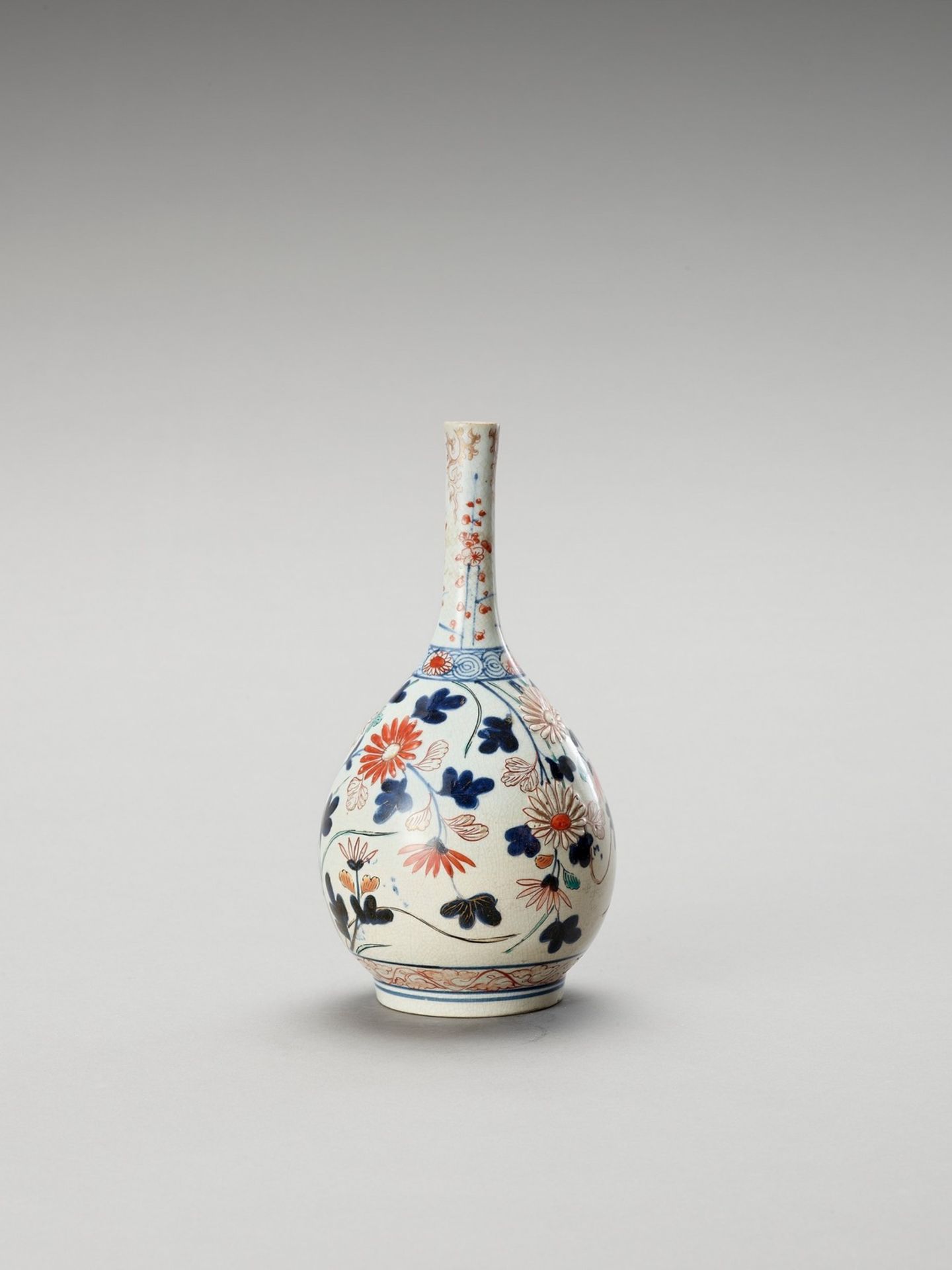 A SMALL IMARI PORCELAIN VASE - Bild 2 aus 6