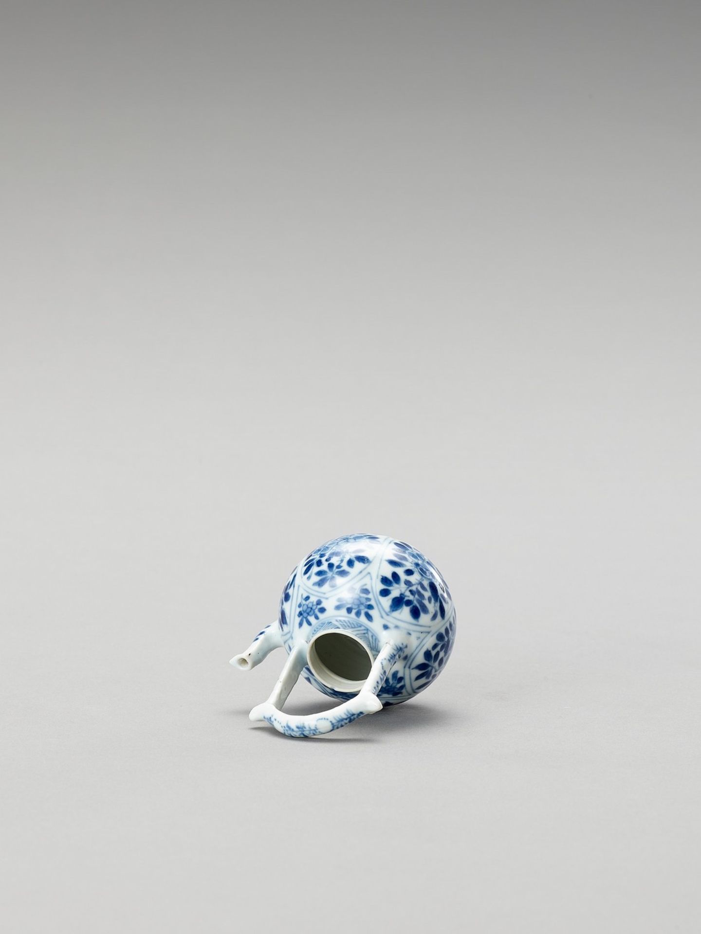 A MINIATURE BLUE AND WHITE PORCELAIN TEAPOT - Bild 5 aus 6