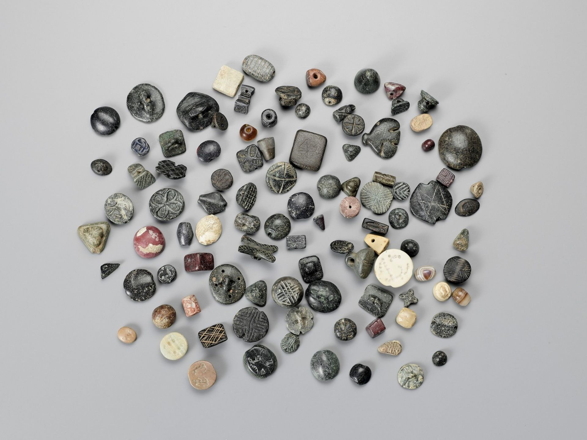 AN AMAZING COLLECTION OF 101!!! NEAR EAST ANCIENT SEALS AND BEADS - Bild 4 aus 4
