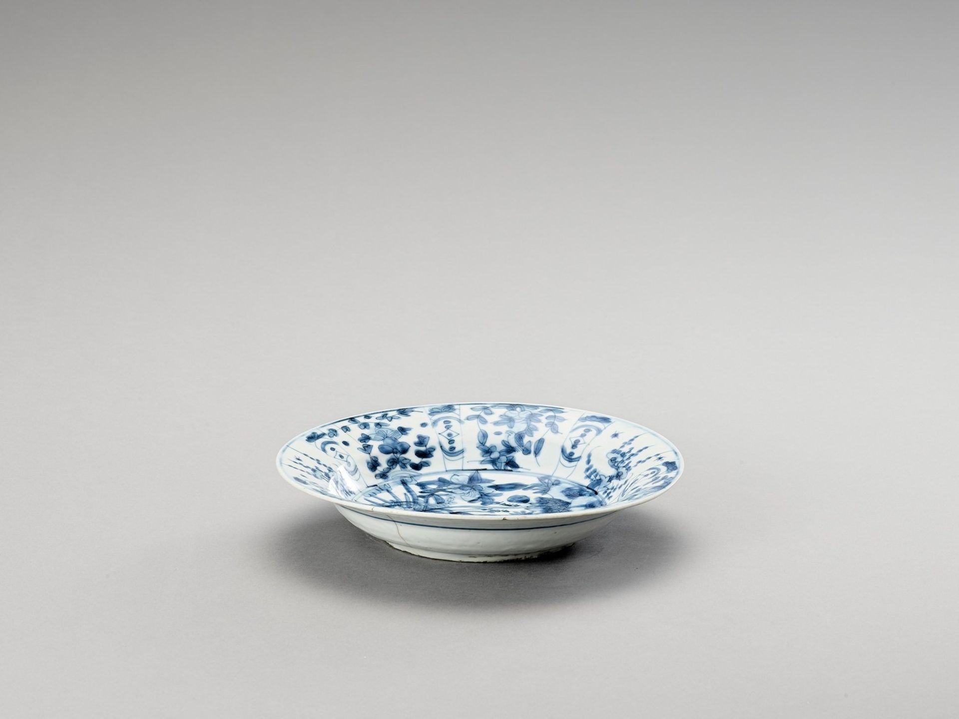 A DEEP ‘SWATOW’ BLUE AND WHITE PORCELAIN PLATE - Image 4 of 4