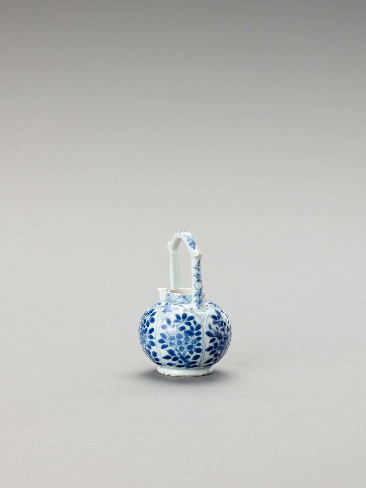 A MINIATURE BLUE AND WHITE PORCELAIN TEAPOT - Image 2 of 6