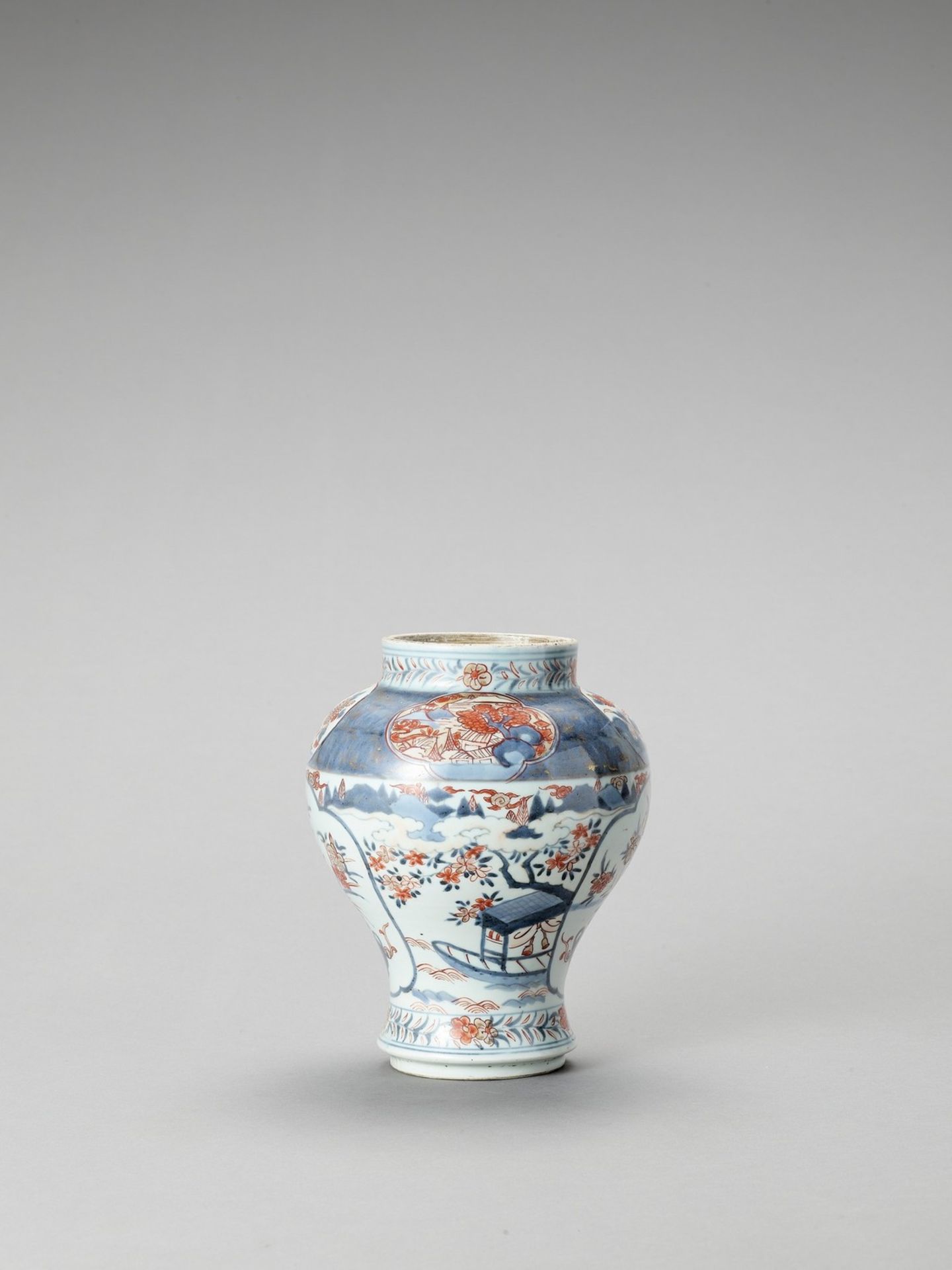 AN IMARI PORCELAIN VASE - Bild 4 aus 6