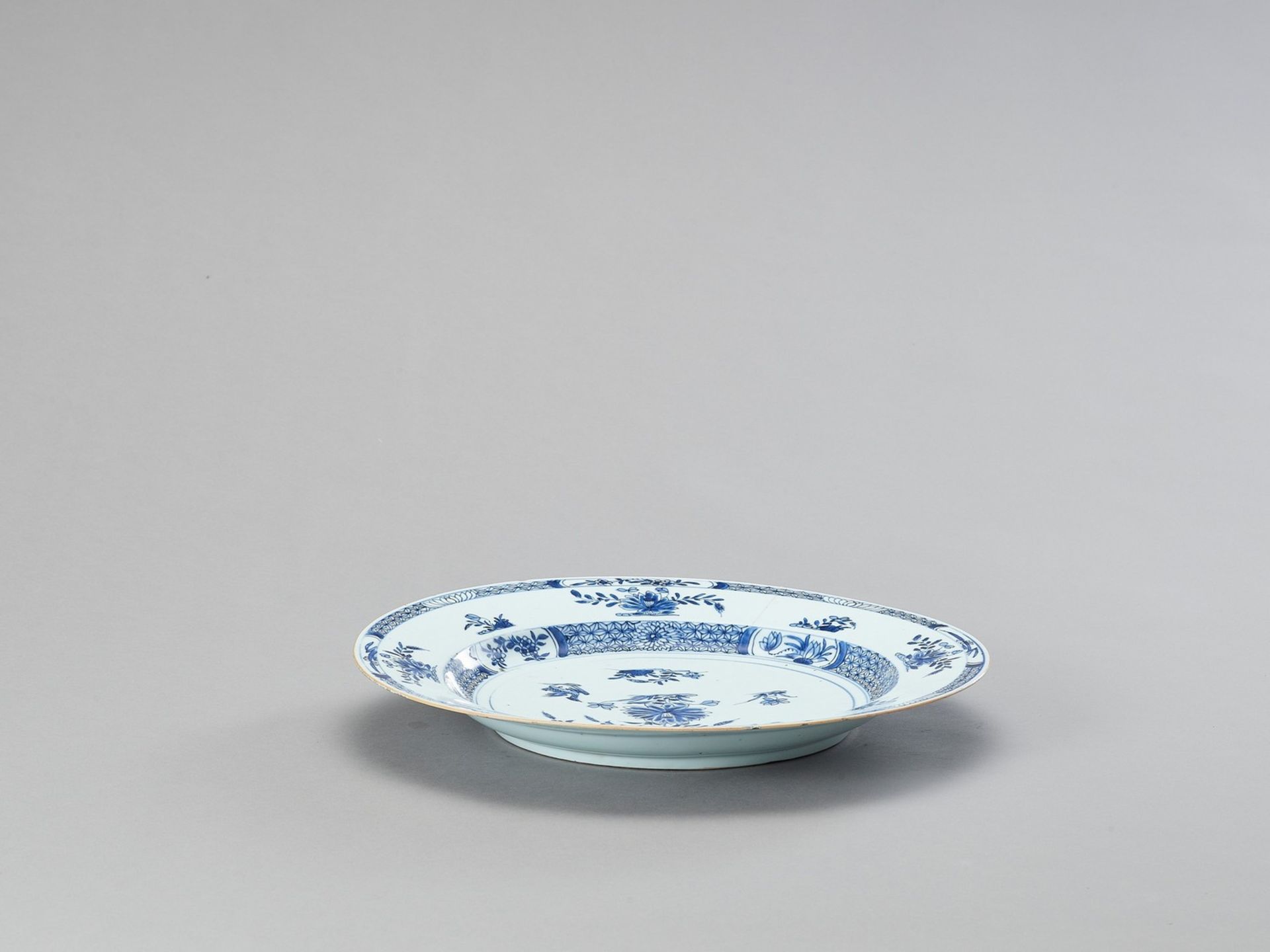 A PAIR OF LARGE BLUE AND WHITE PORCELAIN PLATES - Image 2 of 7